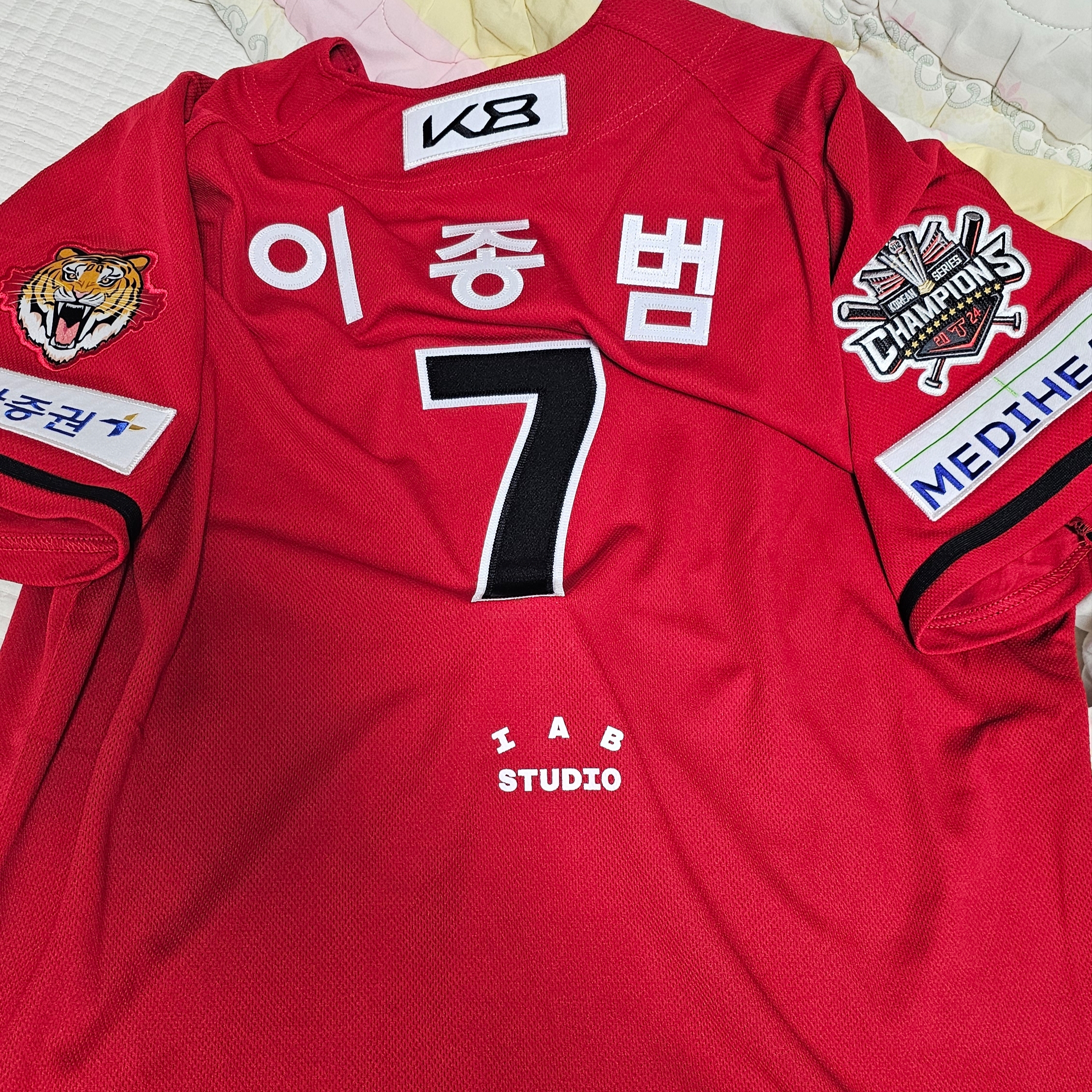 Kia Tigers x IAB Studio 25 Authentic 09 Old Uniform Red (Non Marking Ver.) 착용 스타일
