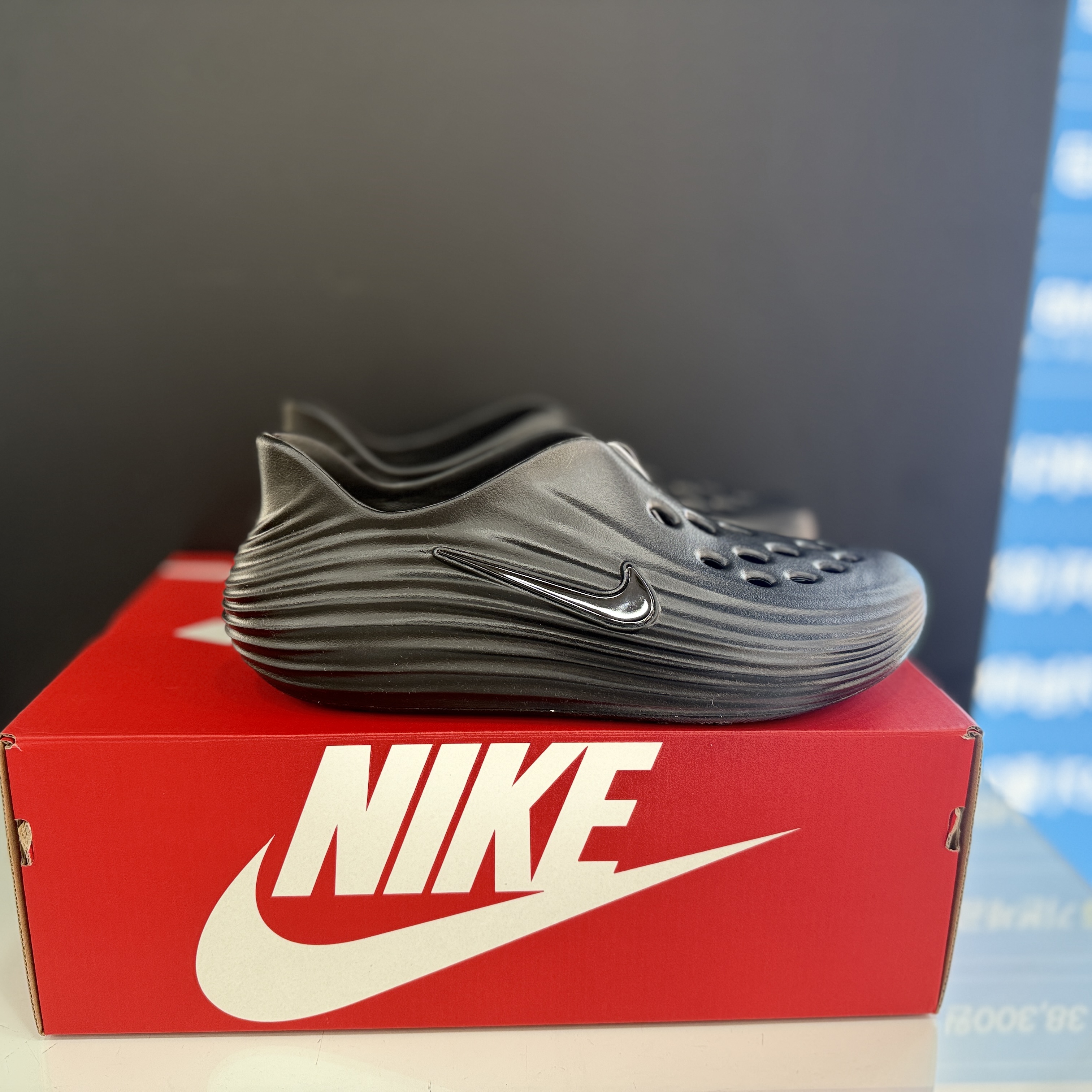Nike ReactX Rejuven8 Triple Black 착용 스타일 - 2