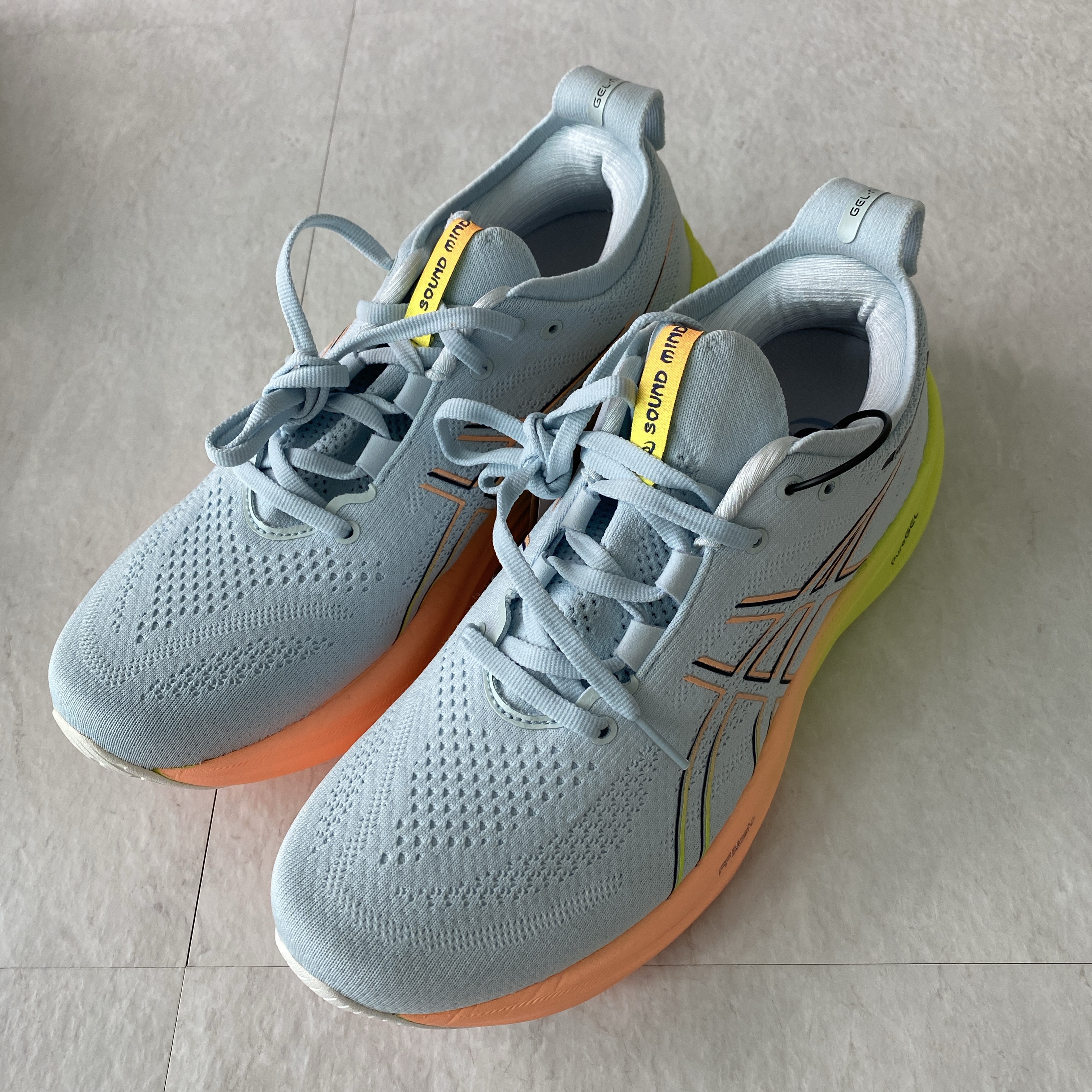 Asics Gel-Nimbus 26 Paris Cool Grey Safety Yellow 착용 스타일 - 2