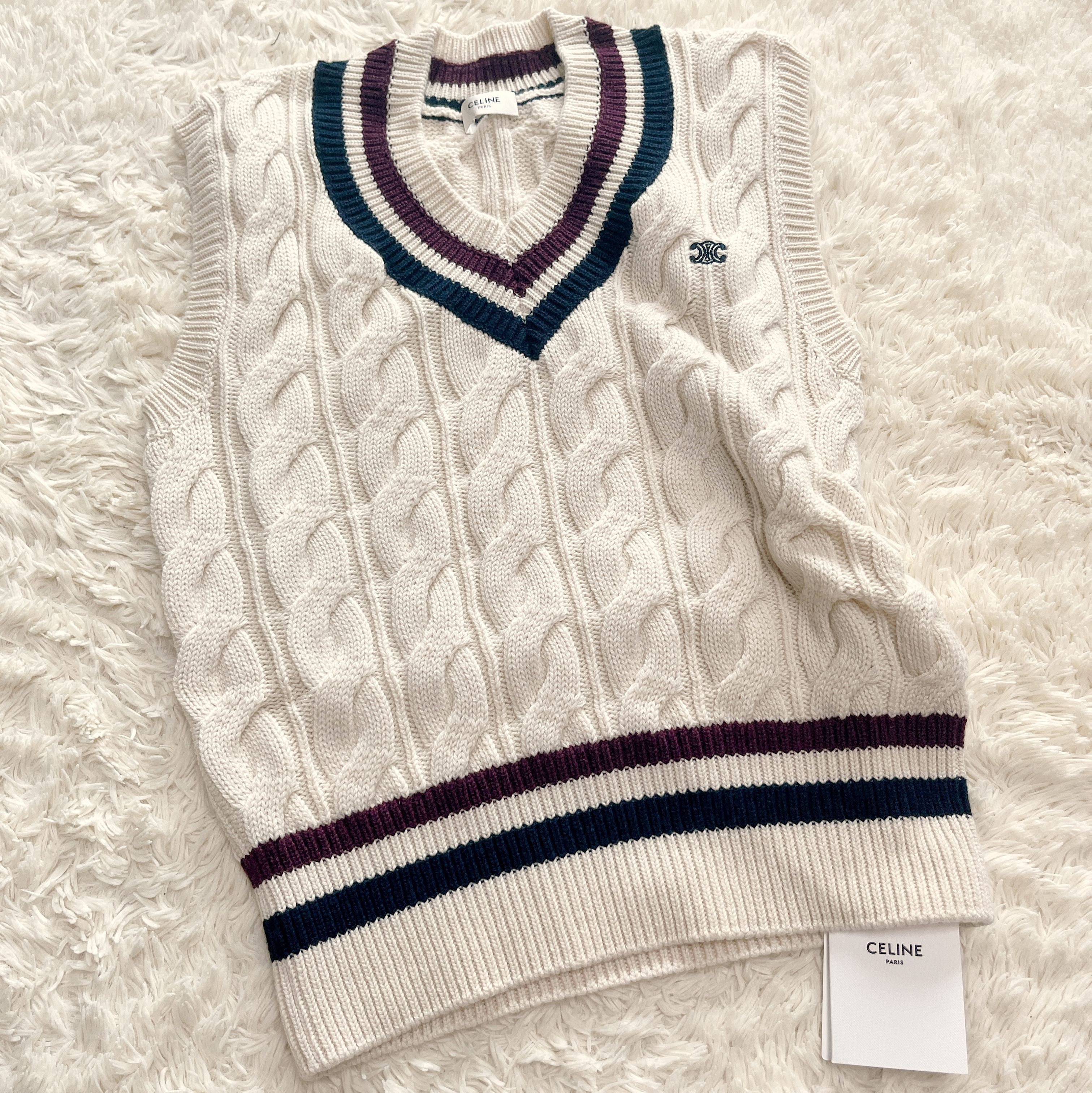 Celine Triomphe V-Neck Cable Knit in Cashmere Ecru Burgundy 착용 스타일