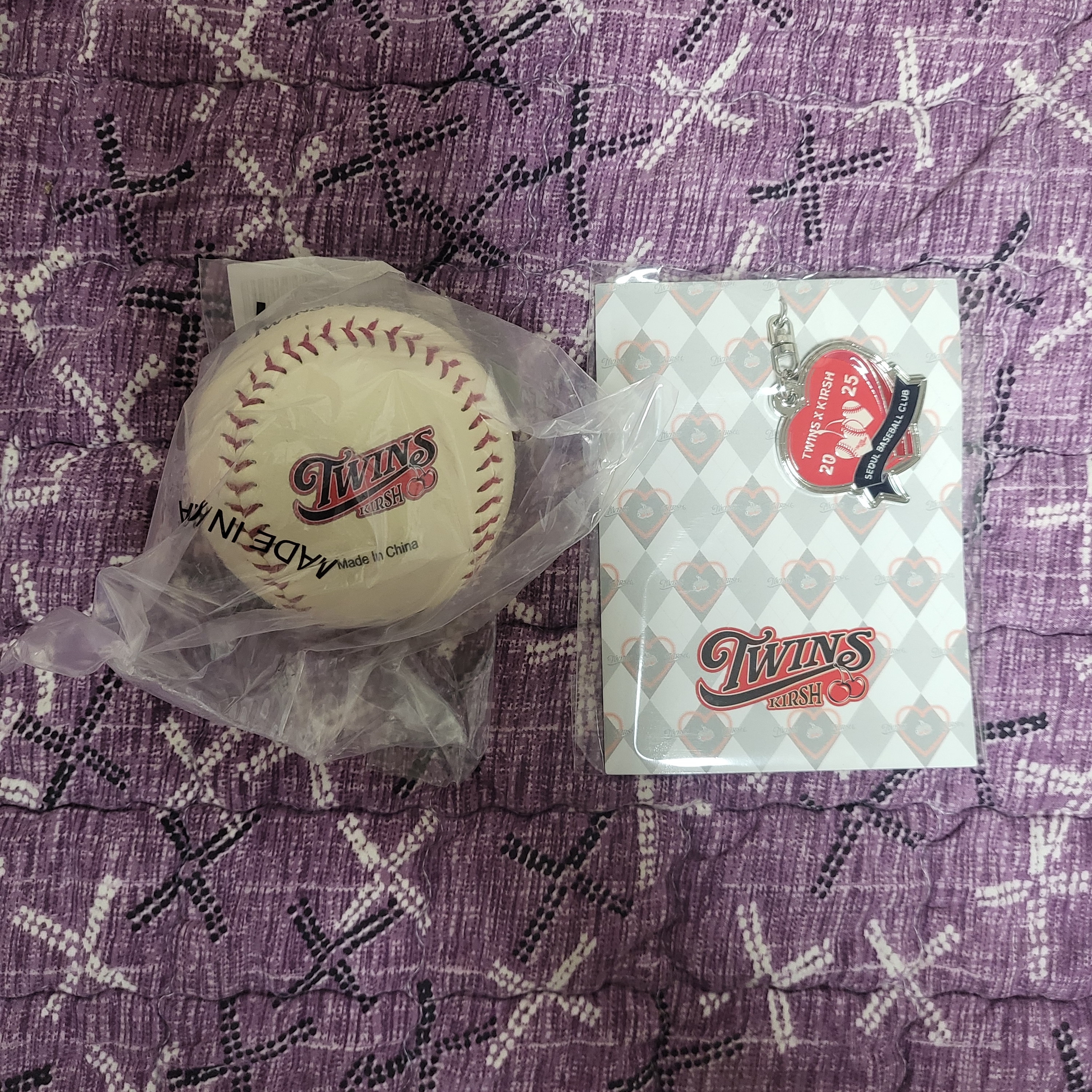 LG Twins X Kirsh Cherry Twins Heart Metal Keyring, LG Twins X Kirsh Cherry Twins Logo Ball 착용 스타일