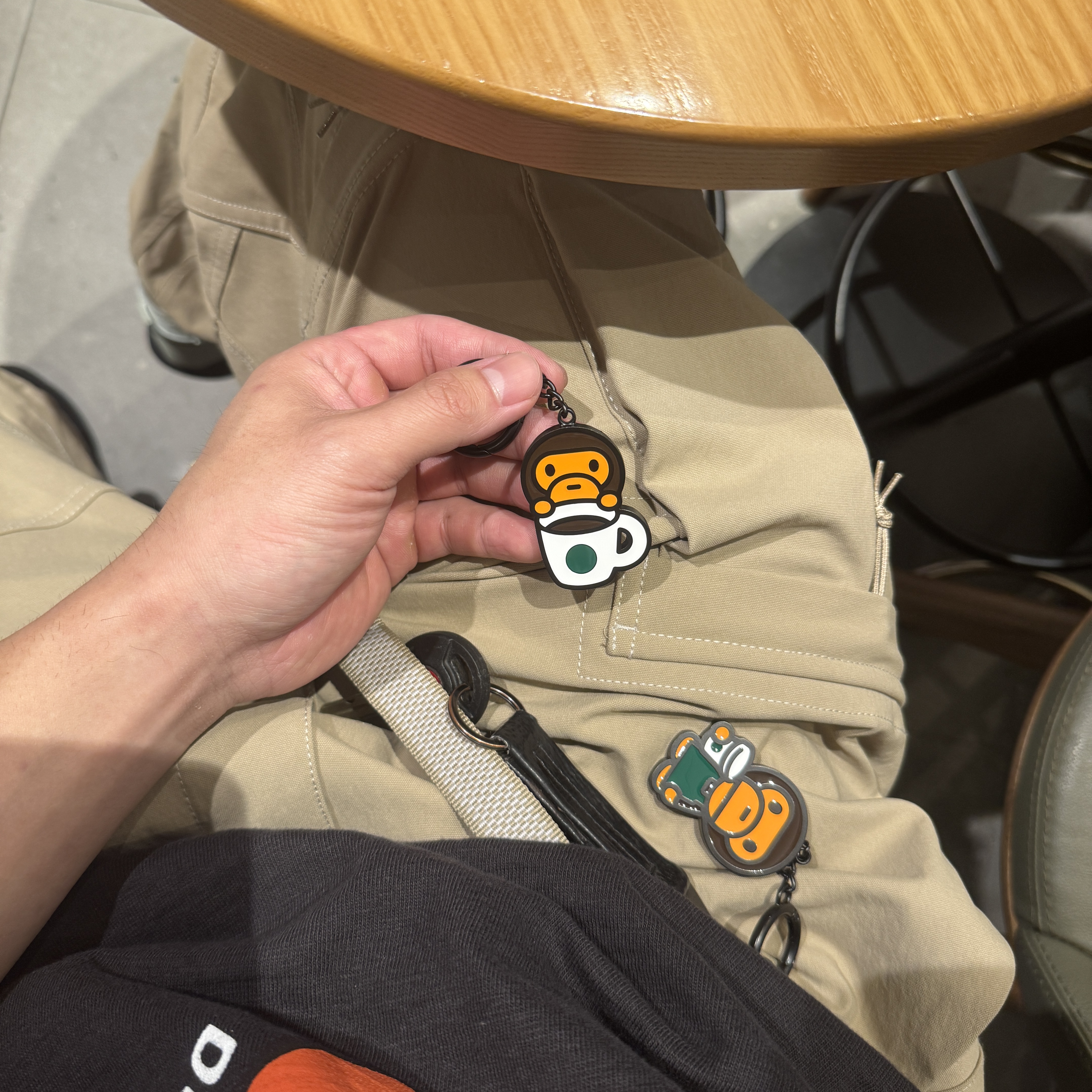Starbucks x BAPE Baby Milo Keychain, Starbucks x BAPE Baby Milo Keychain 착용 스타일 - 1