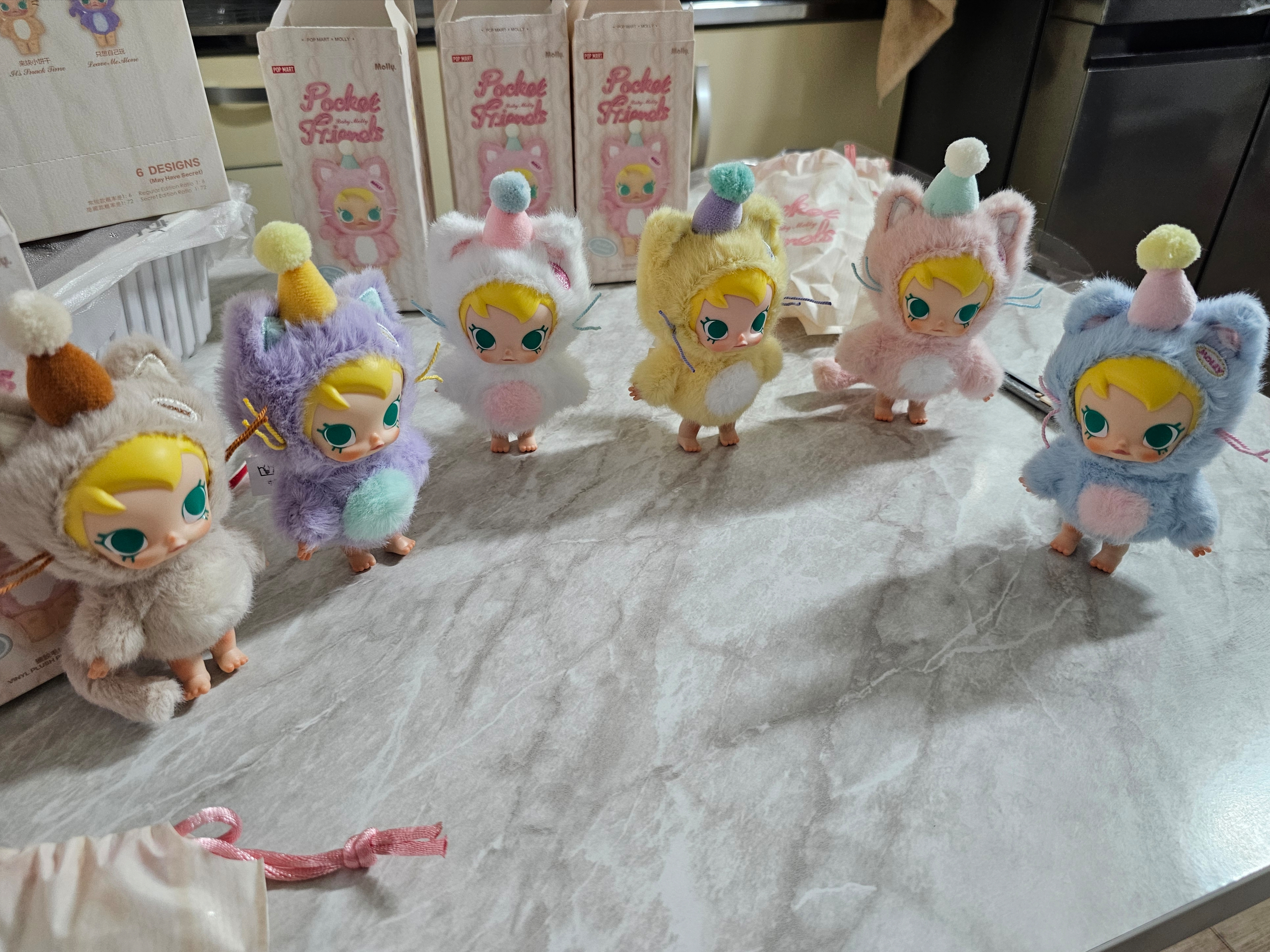Pop Mart Baby Molly Pocket Friends Series Vinyl Plush Pendant (6 Blind Boxes) 착용 스타일