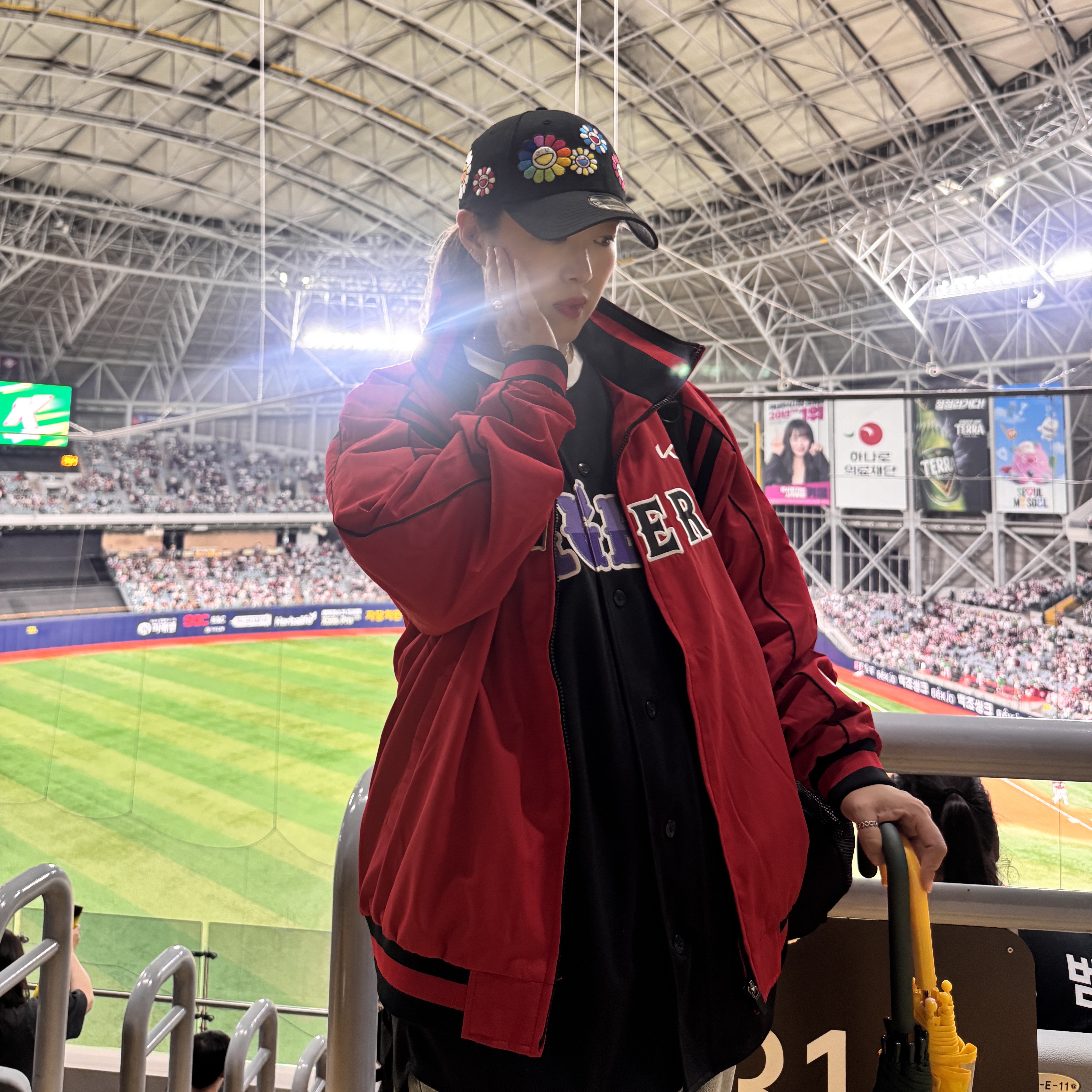 New Era x Murakami Takashi Ohana All Over Cap Black, Kia Tigers x IAB Studio 09 Old Spring Autumn Jumper Red 착용 스타일 - 2