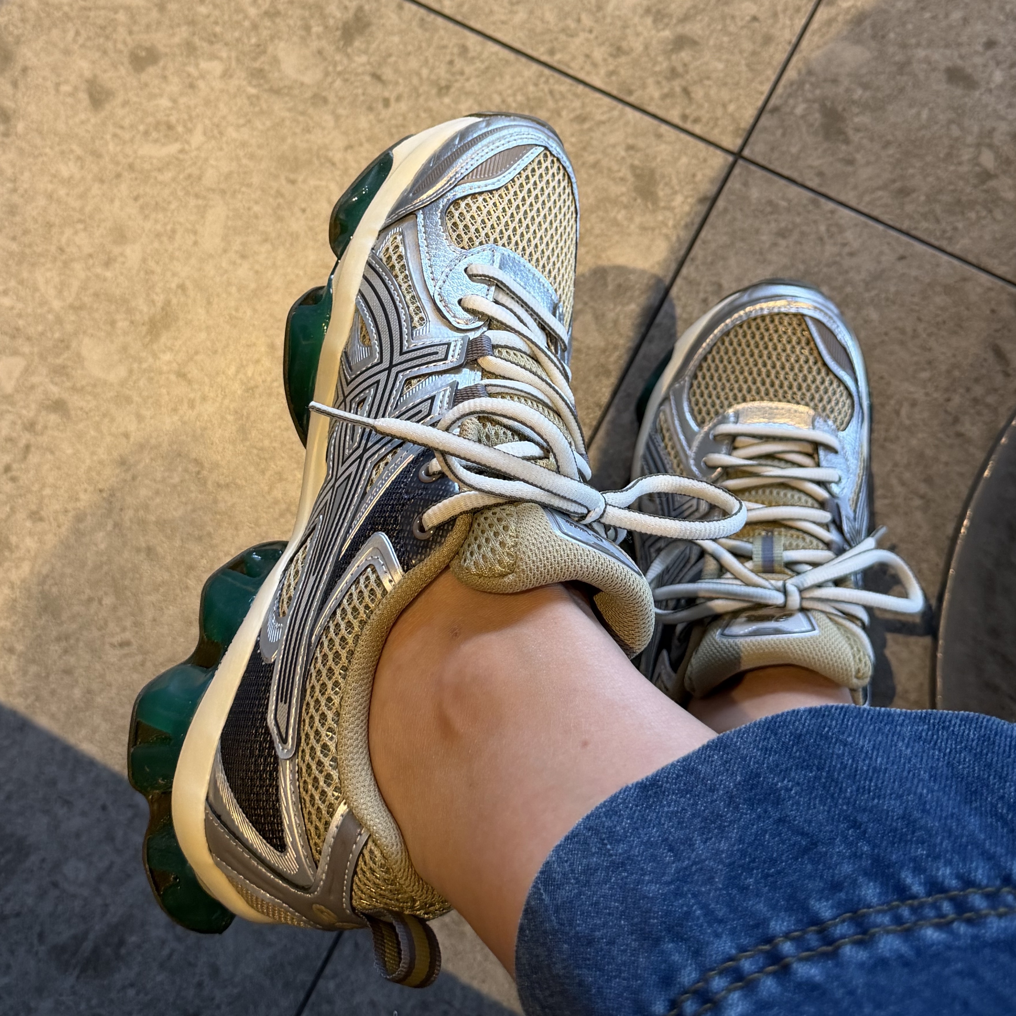 Asics Gel-Quantum Kinetic Khaki Beige Pure Silver 착용 스타일