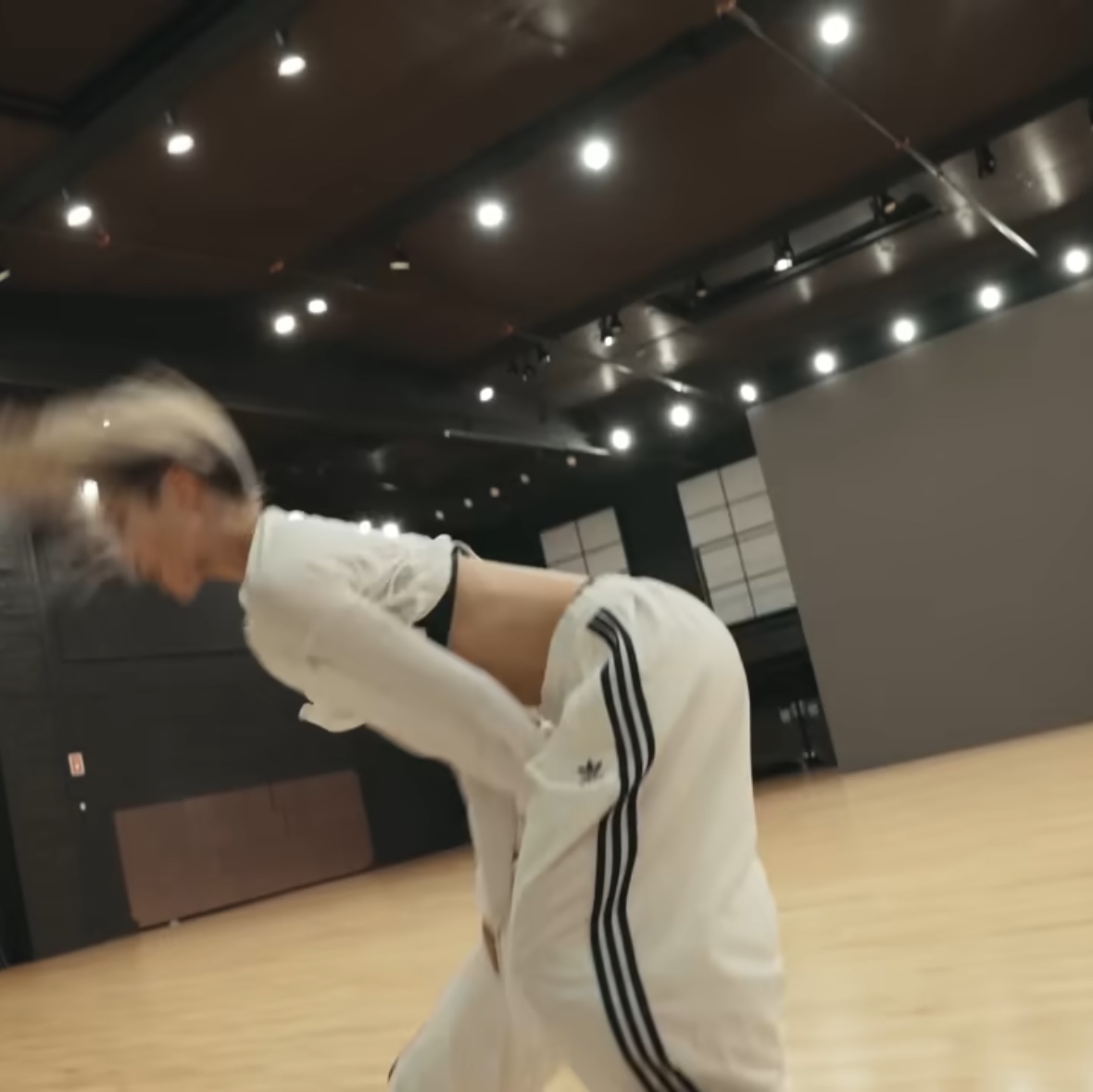 (W) Adidas Woven Balloon Trousers Cloud White - US Sizing 착용 스타일 - 2