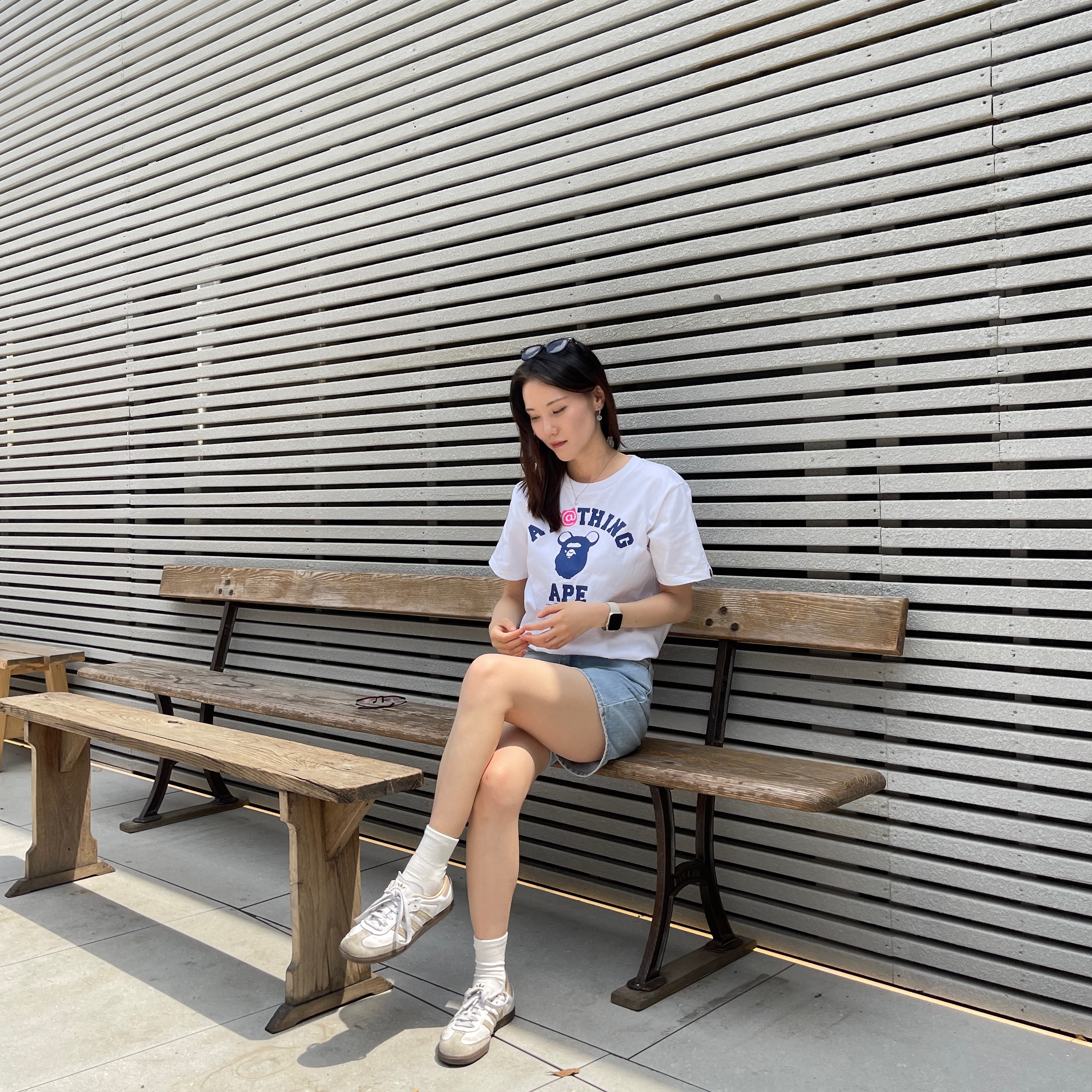 BAPE A Bathing Ape Monogram College Relaxed Fit T-Shirt White 착용 스타일 - 1