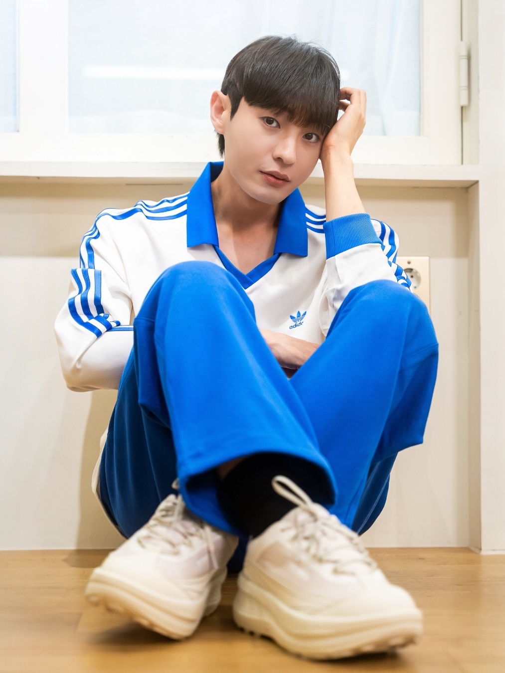 (W) Adidas 3-Stripes Satin Long Sleeve T-Shirt Cloud White - KR Sizing 착용 스타일 - 2