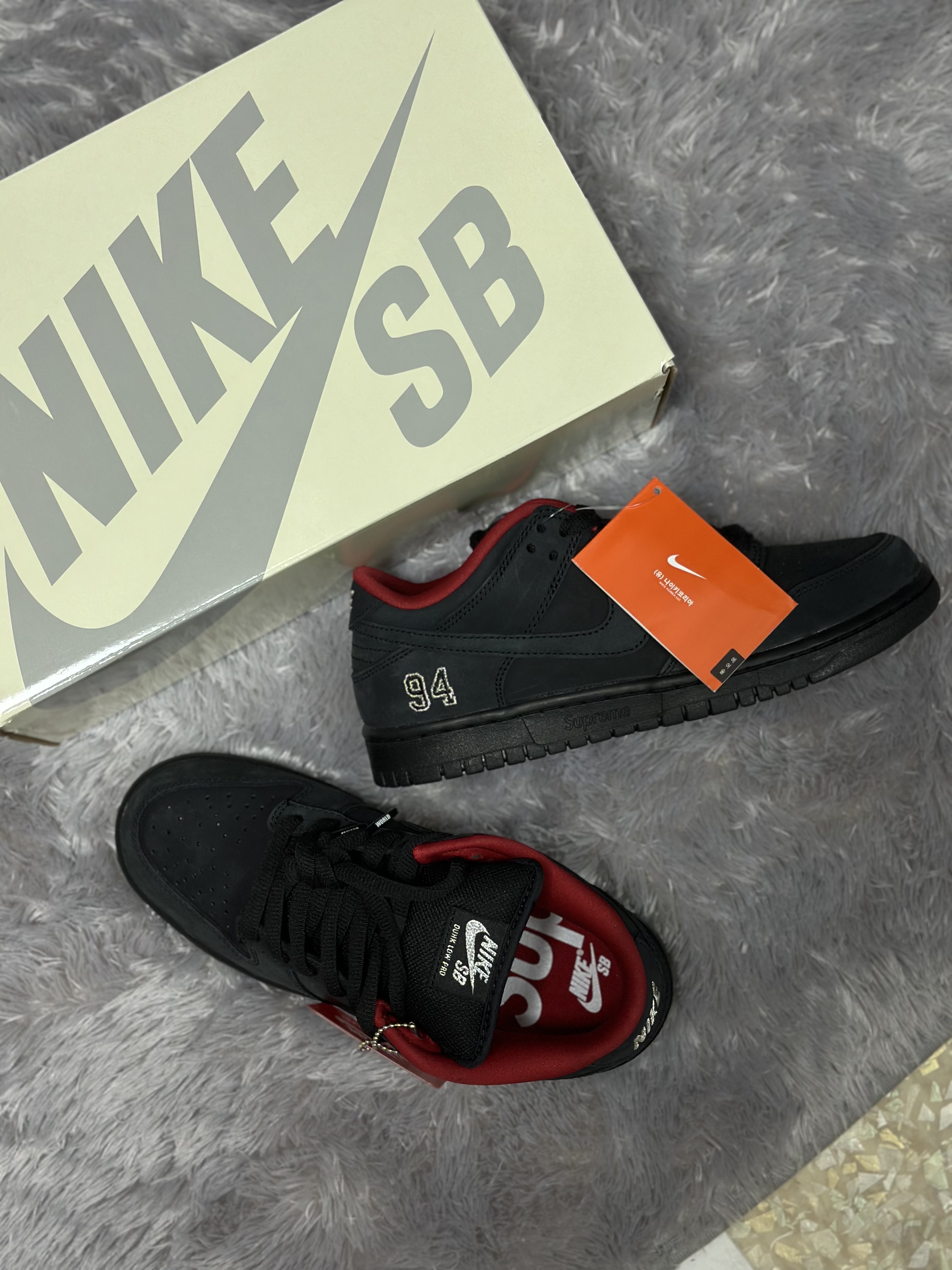 Nike x Supreme SB Dunk Low Black 착용 스타일 - 2
