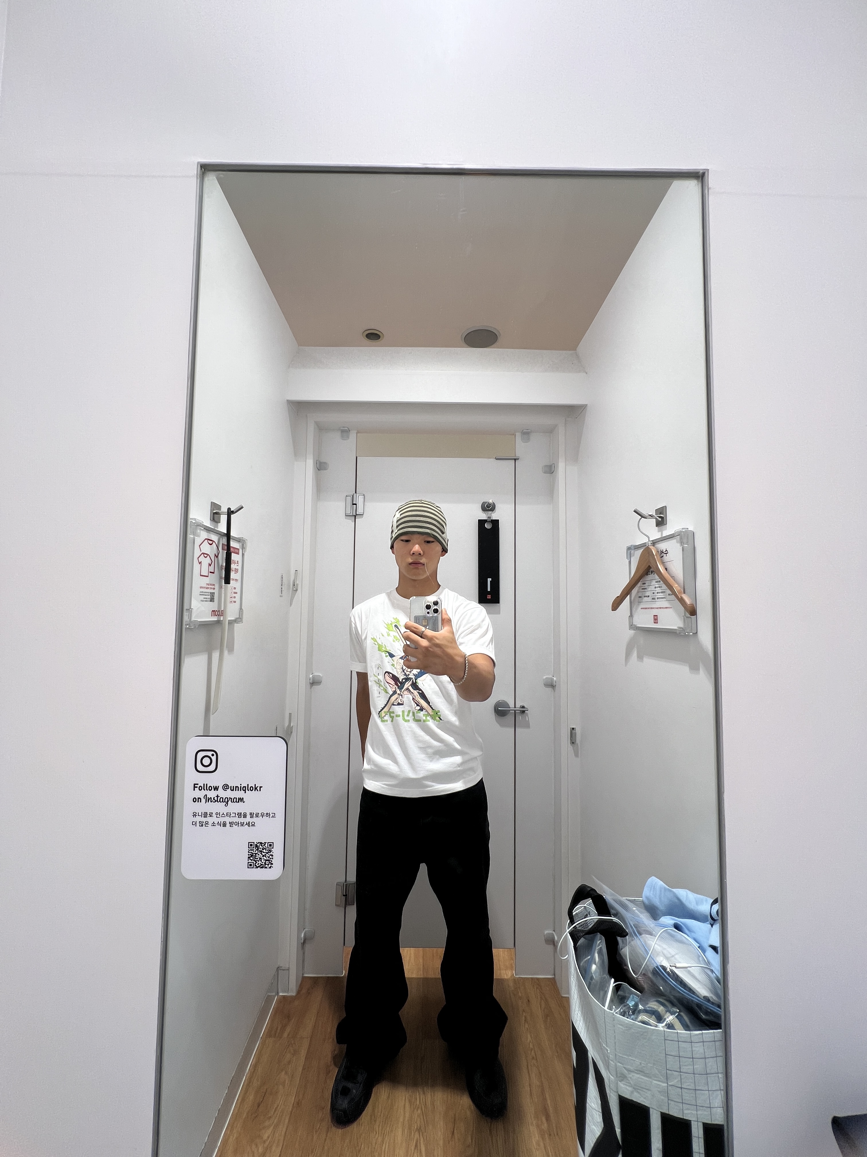 Uniqlo UT x Anime Chainsaw Man Graphic T-Shirt White - KR, (W) Nike Shox R4 Black 착용 스타일