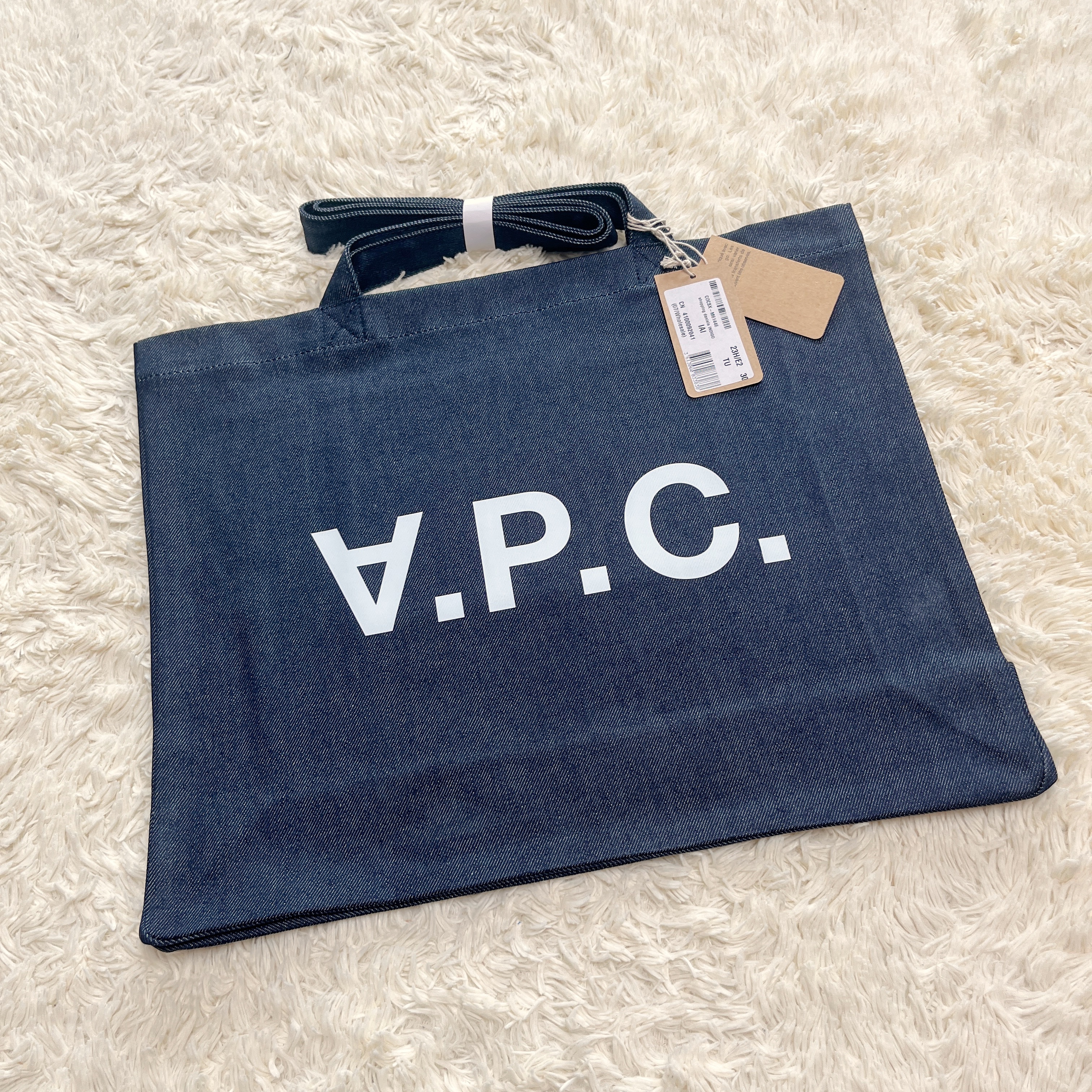 A.P.C. Daniela Shopping Bag Indigo 착용 스타일