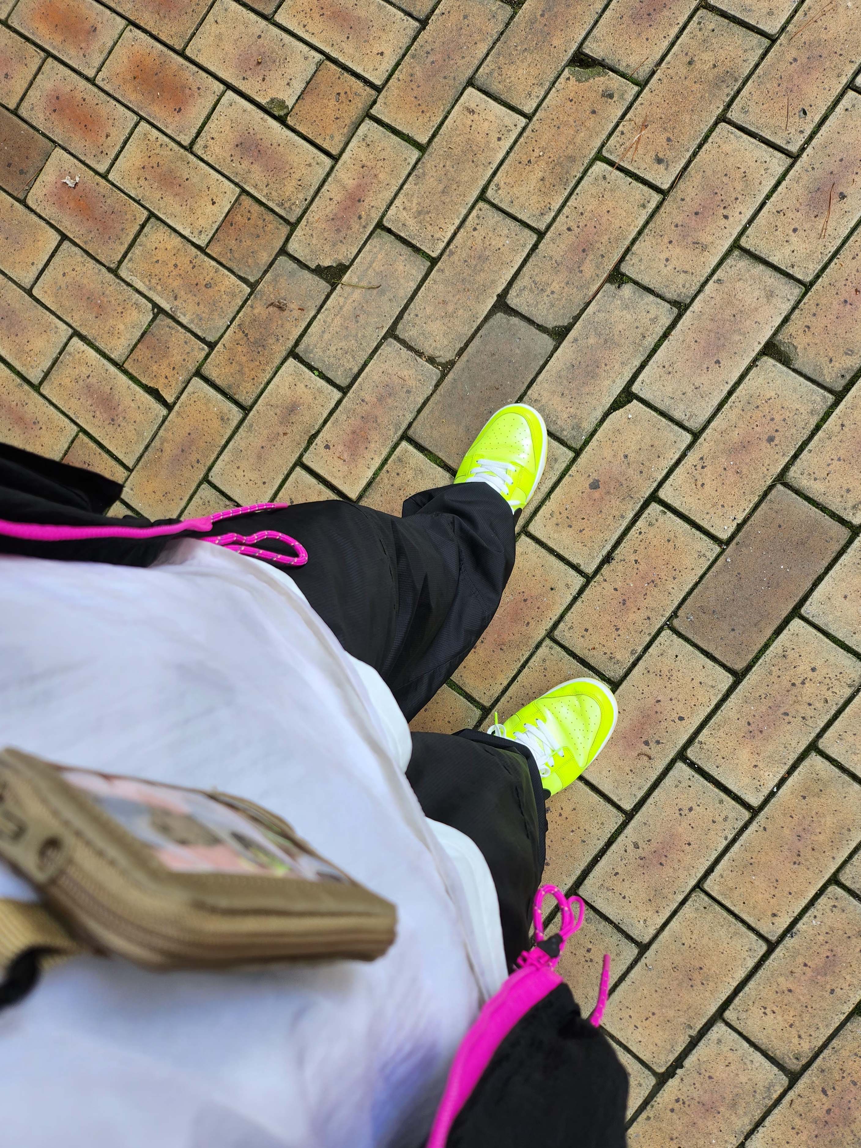 Nike Dunk Low Volt, Human Made Military Card Case Beige 착용 스타일 - 2