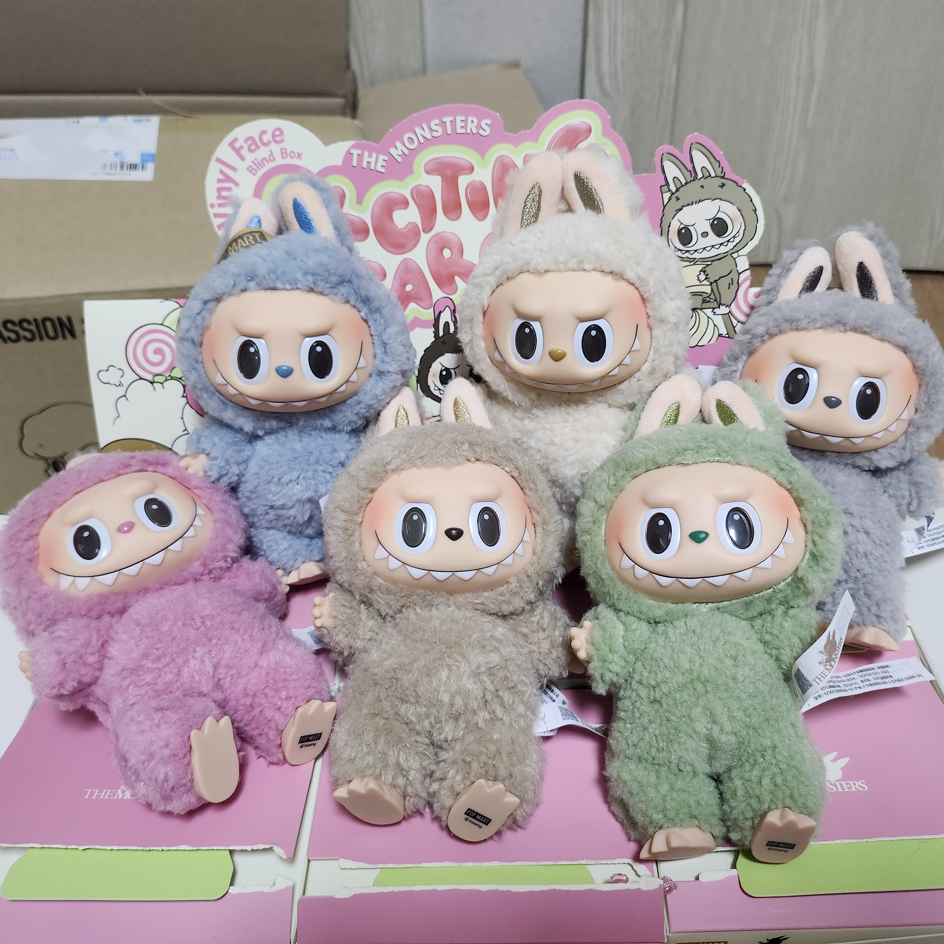 Pop Mart The Monsters Labubu Tasty Macarons Series Sealed Case (6 Blind Boxes), Pop Mart Labubu The Monsters Labubu Tasty Macarons Series Soymilk Keyring 착용 스타일