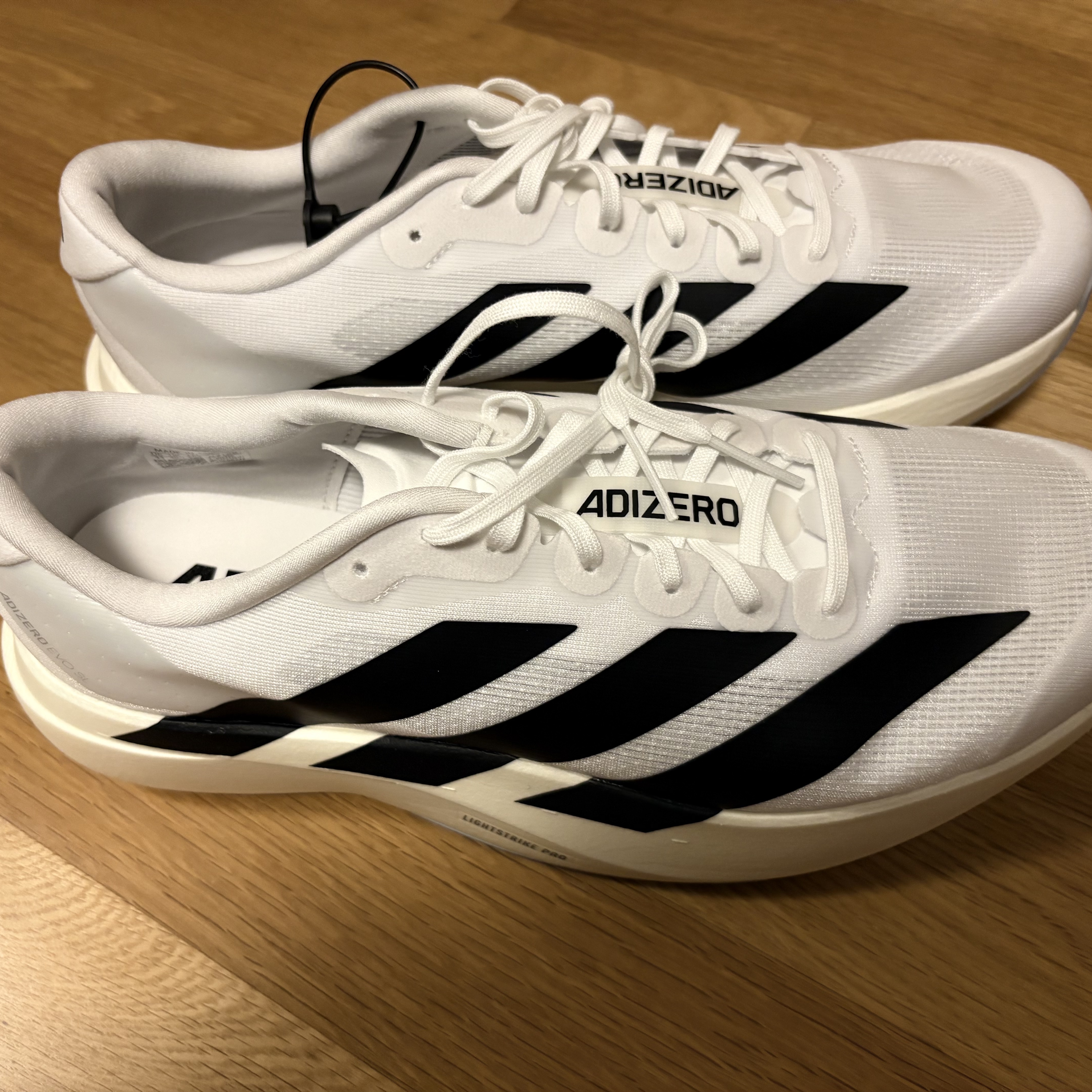 Adidas Adizero EVO SL Cloud White Core Black 착용 스타일