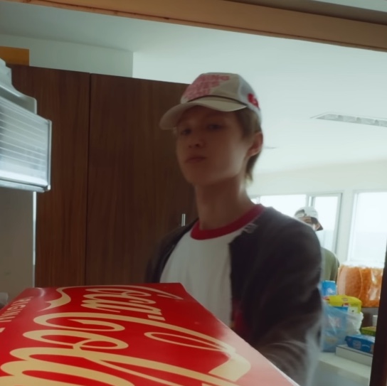 Alex Zono Running Loves You Trucker Hat OG Beige 착용 스타일