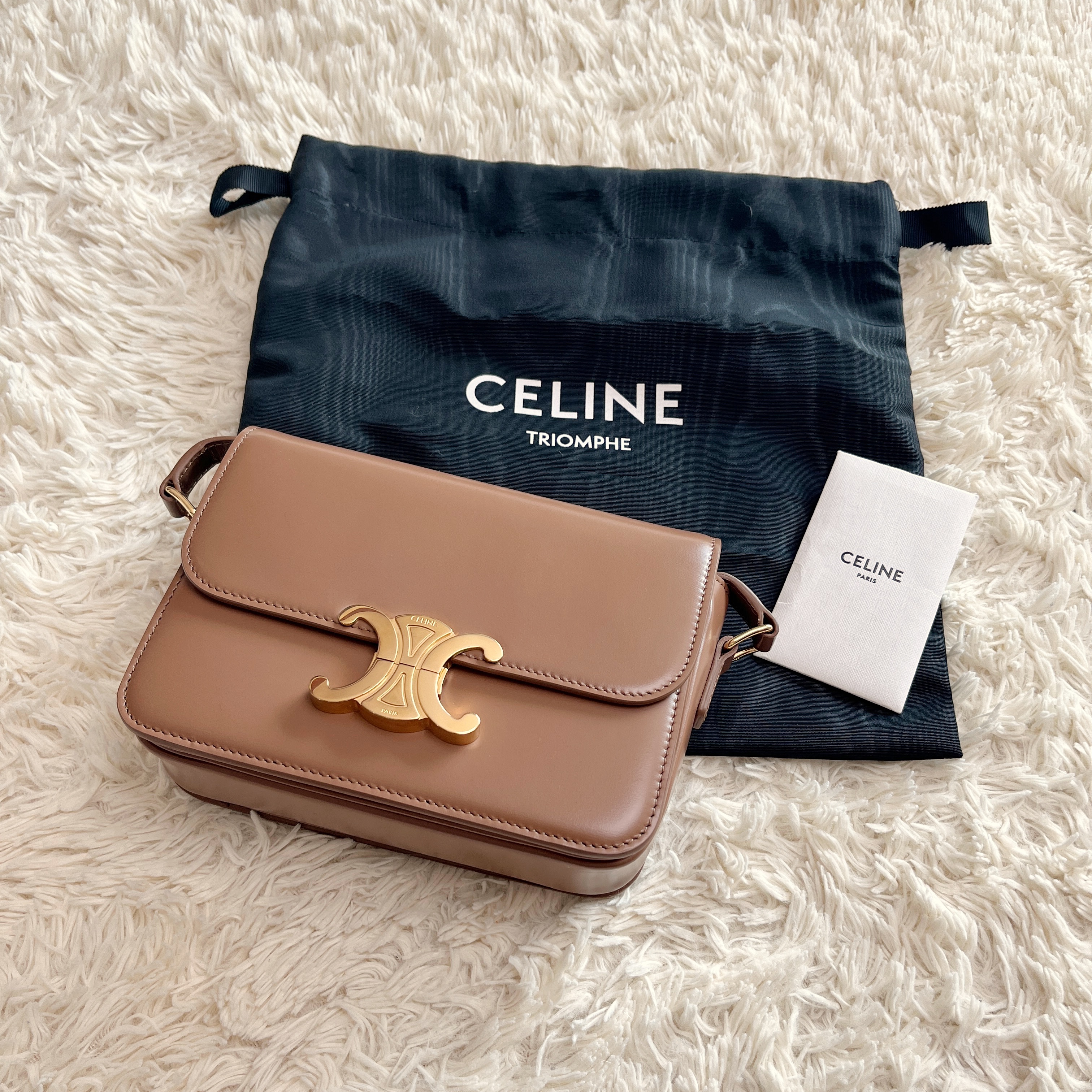 Celine Teen Triomphe Bag in Shiny Calfskin Bronze 착용 스타일