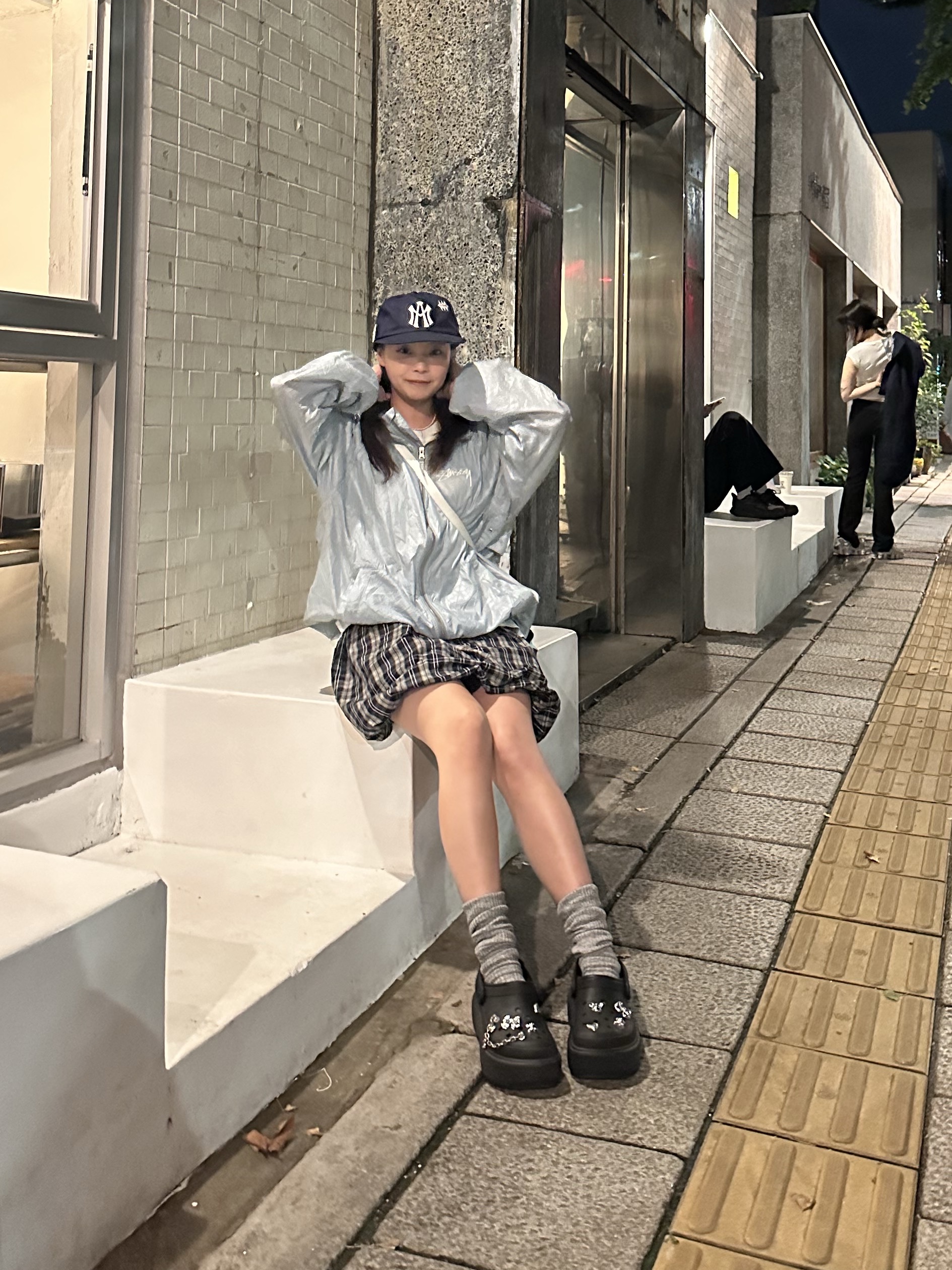 Stussy Beach Shell Wrinkled Nylon Jacket Slate, Crocs Stomp Clog Black 착용 스타일 - 3