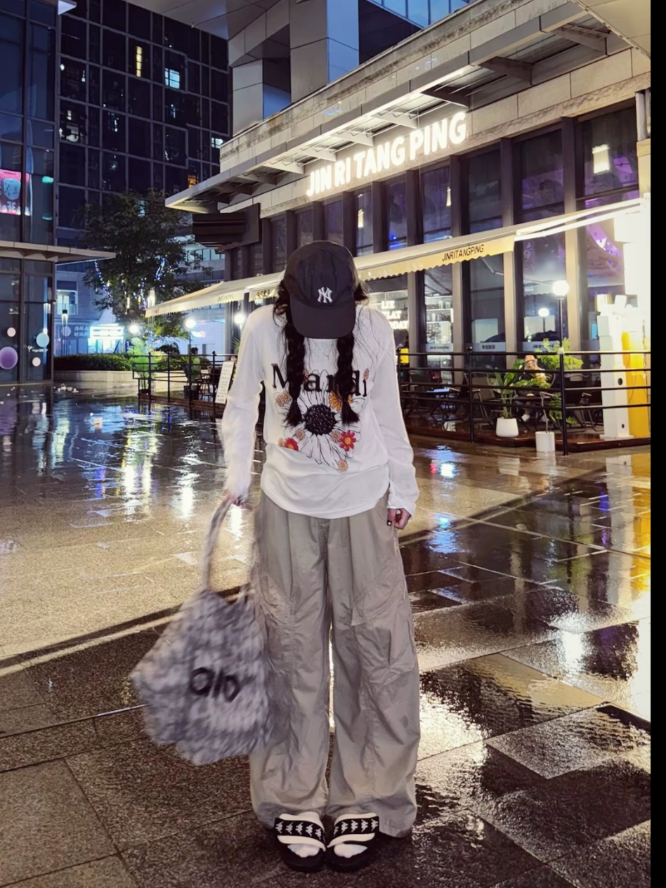 Alo Yoga Iconic Shopper Tote Bag Grey Tiedye 착용 스타일