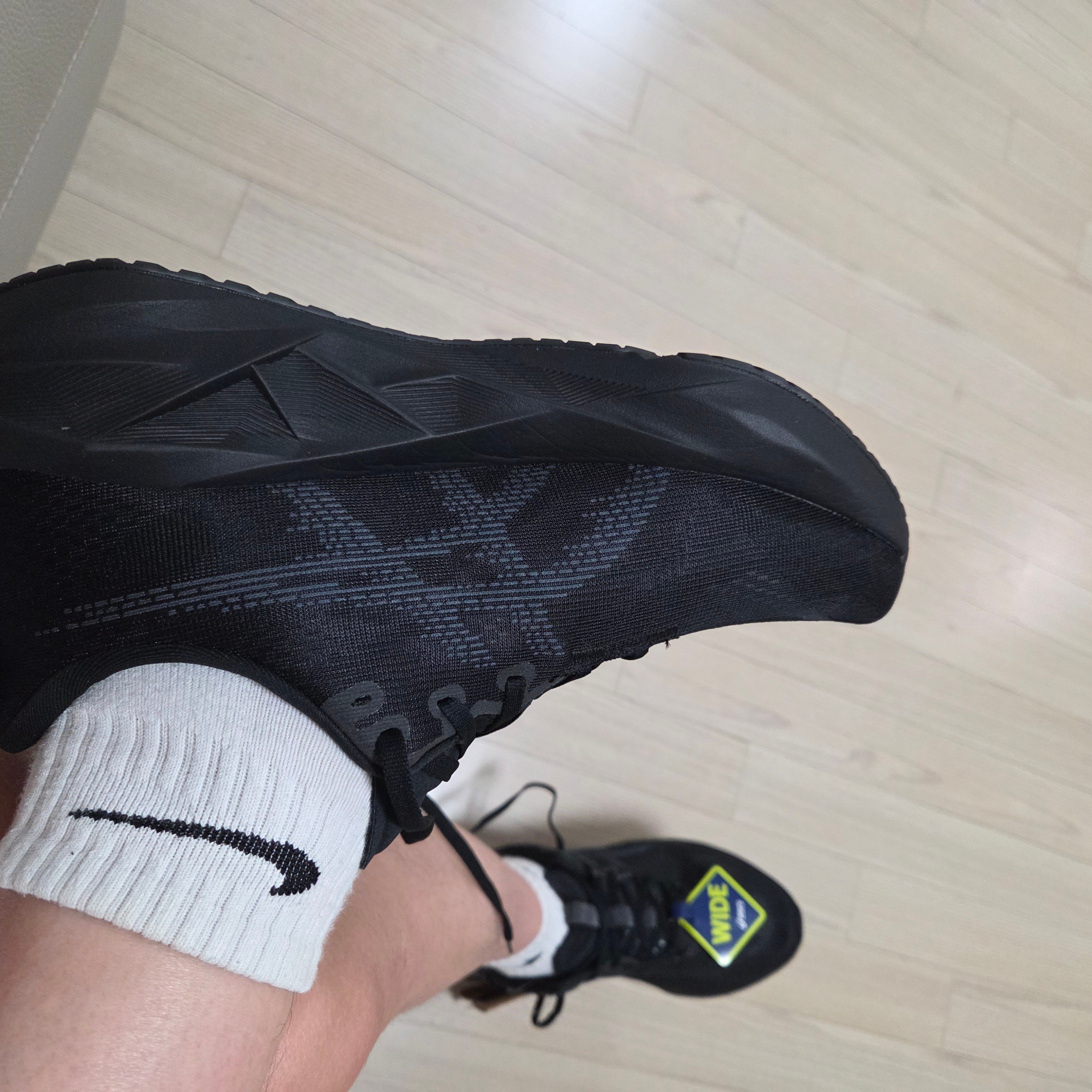 Asics Novablast 5 Black Carrier Grey - 2E Wide 착용 스타일 - 3