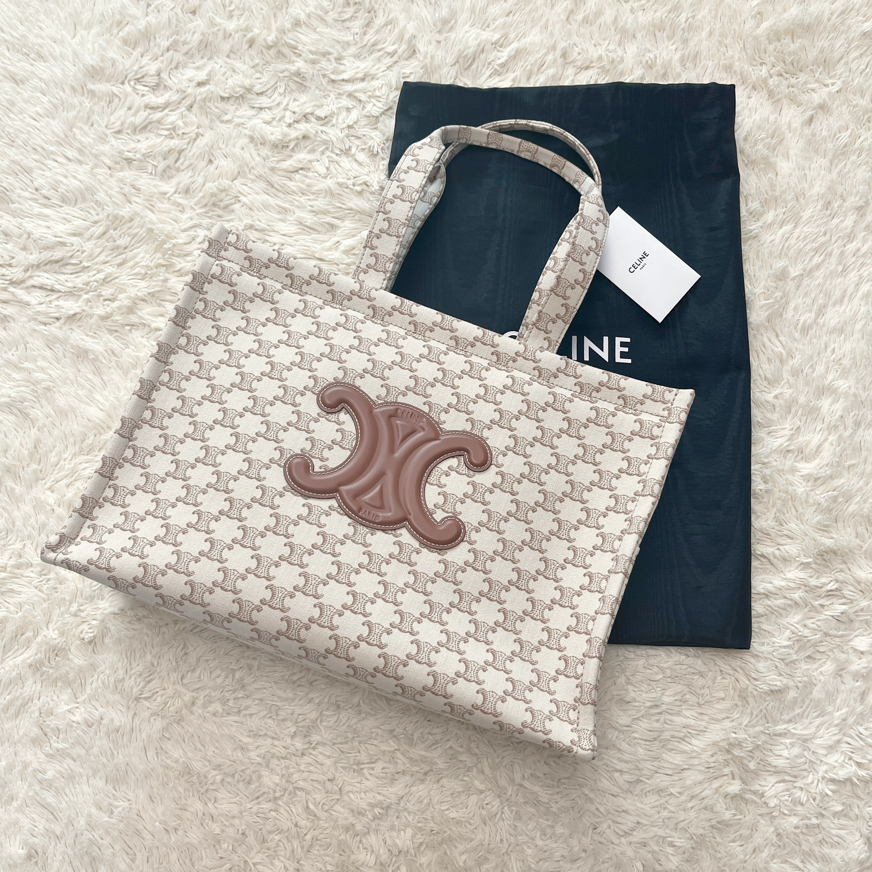 Celine Triomphe Canvas Tote Bag White 착용 스타일
