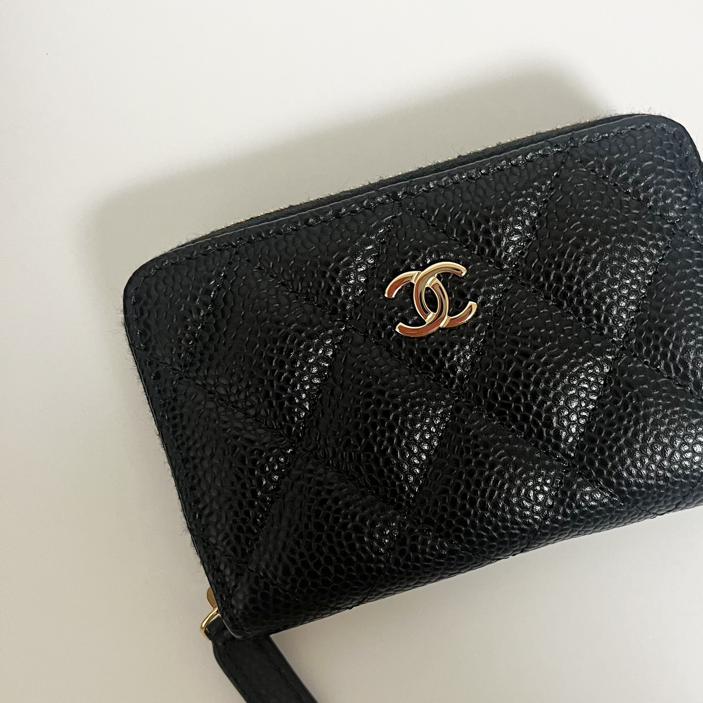 Chanel Classic Zipped Coin Purse Grained Calfskin & Gold Black 착용 스타일