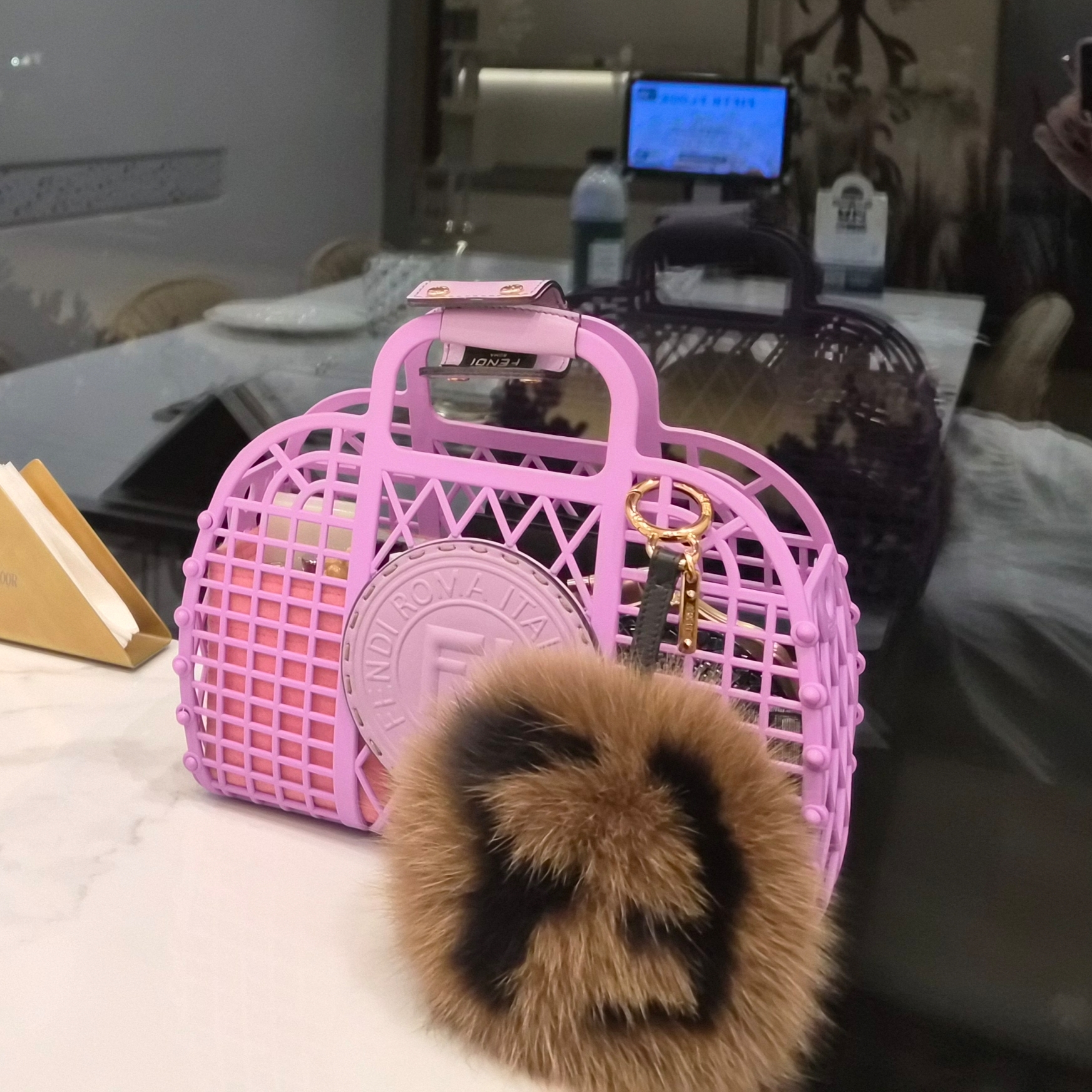 Fendi Pom Pom Fur Charm Brown 착용 스타일