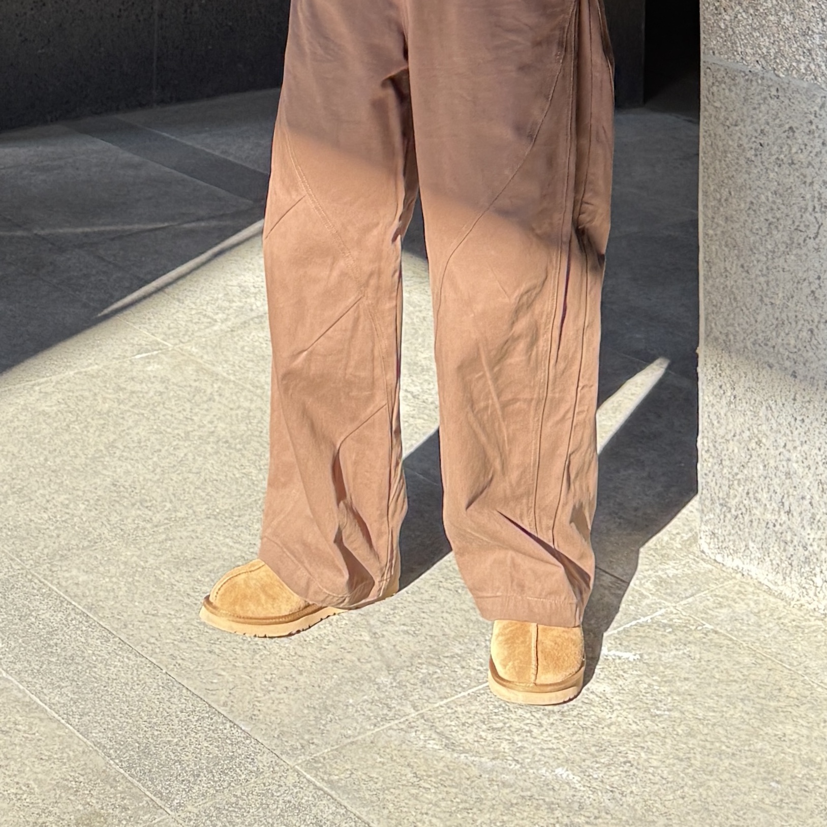 UGG Tasman Slipper Chestnut 착용 스타일