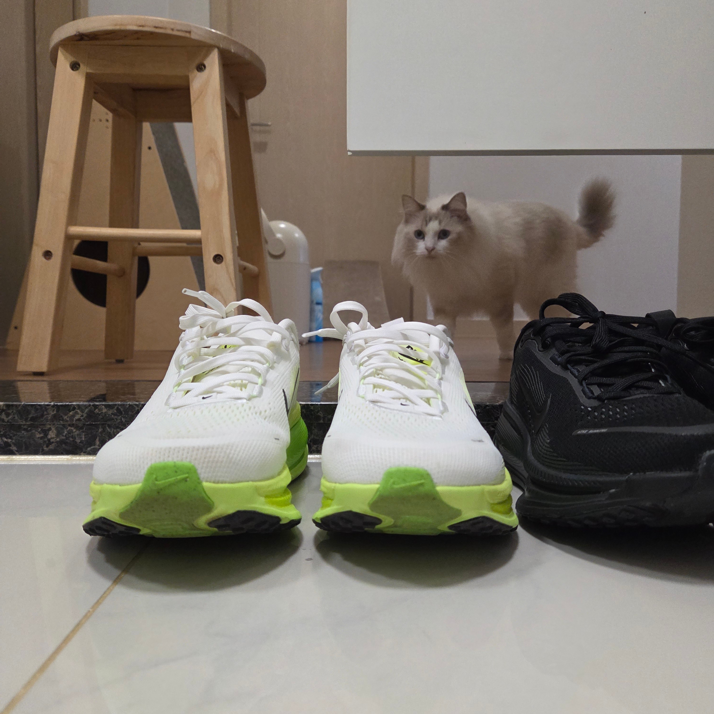 Nike Vomero 18 Black Dark Smoke Grey 착용 스타일 - 2