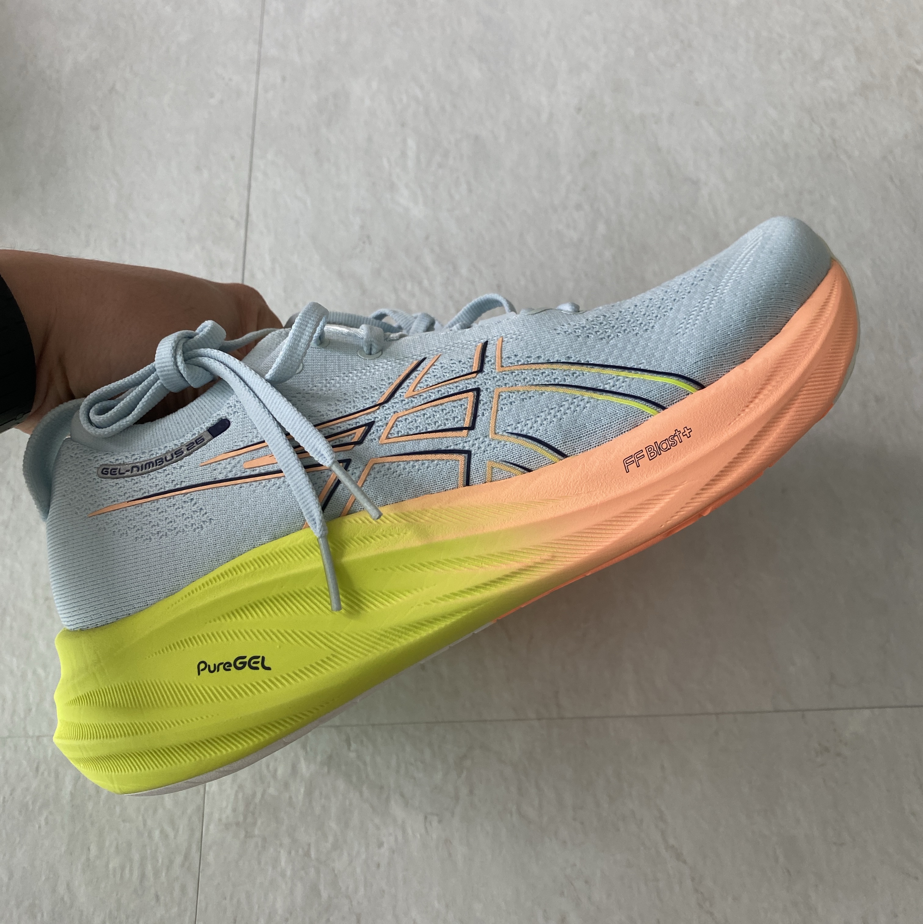 Asics Gel-Nimbus 26 Paris Cool Grey Safety Yellow 착용 스타일 - 4