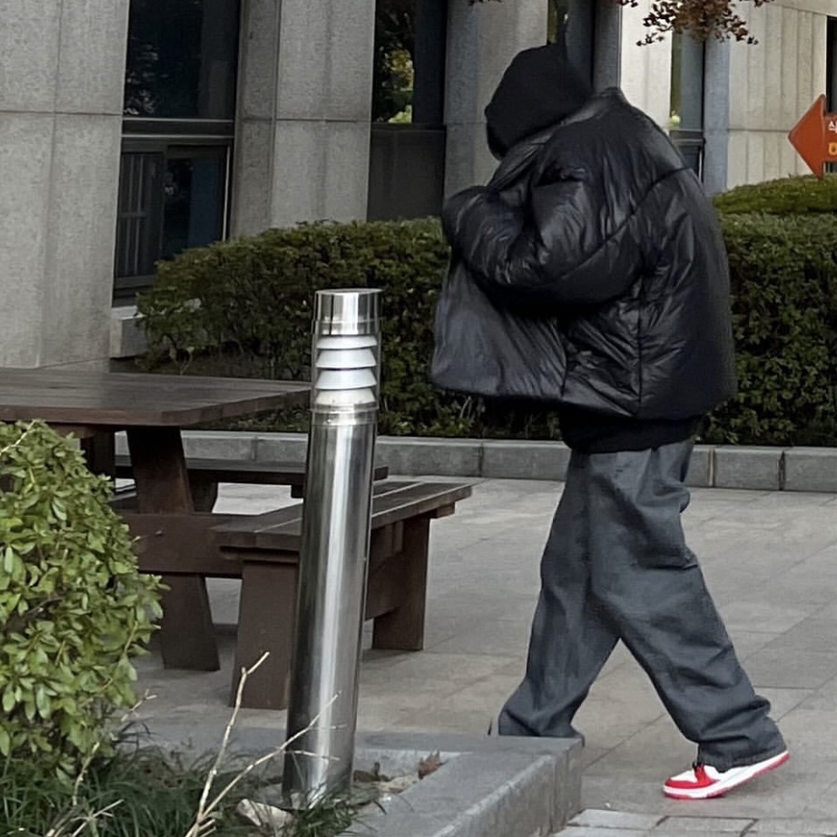 Yeezy Gap Round Jacket Black 착용 스타일