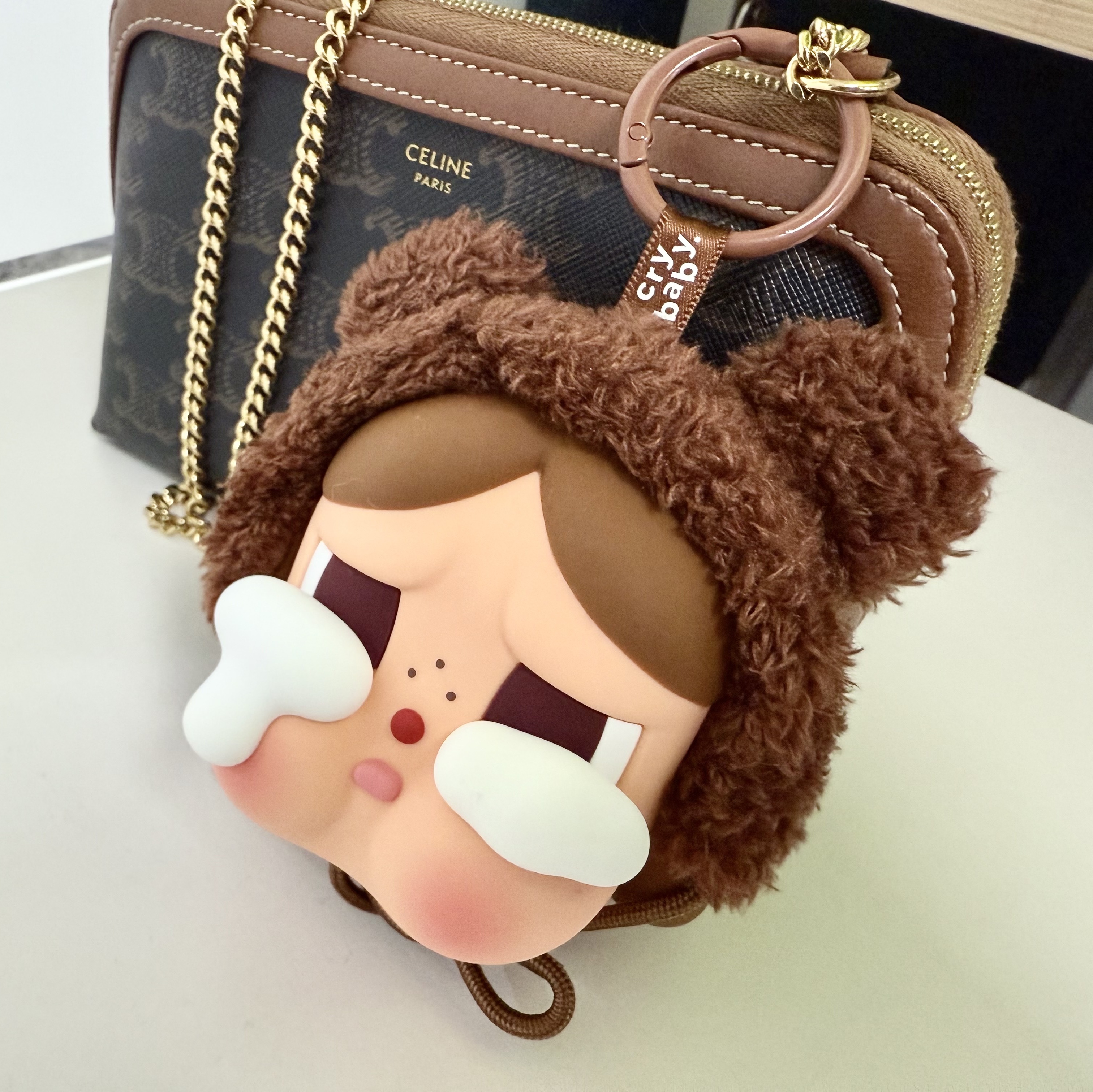 Pop Mart Crybaby Crying Again Series Bear Earphone Bag 착용 스타일