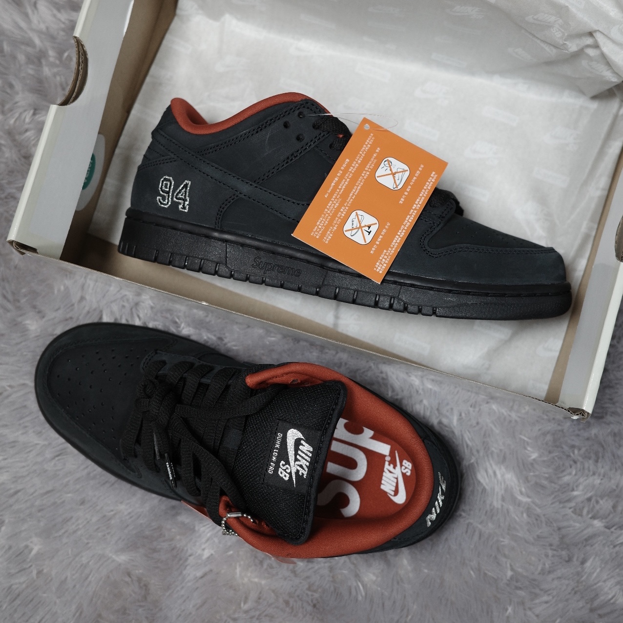 Nike x Supreme SB Dunk Low Black 착용 스타일 - 2