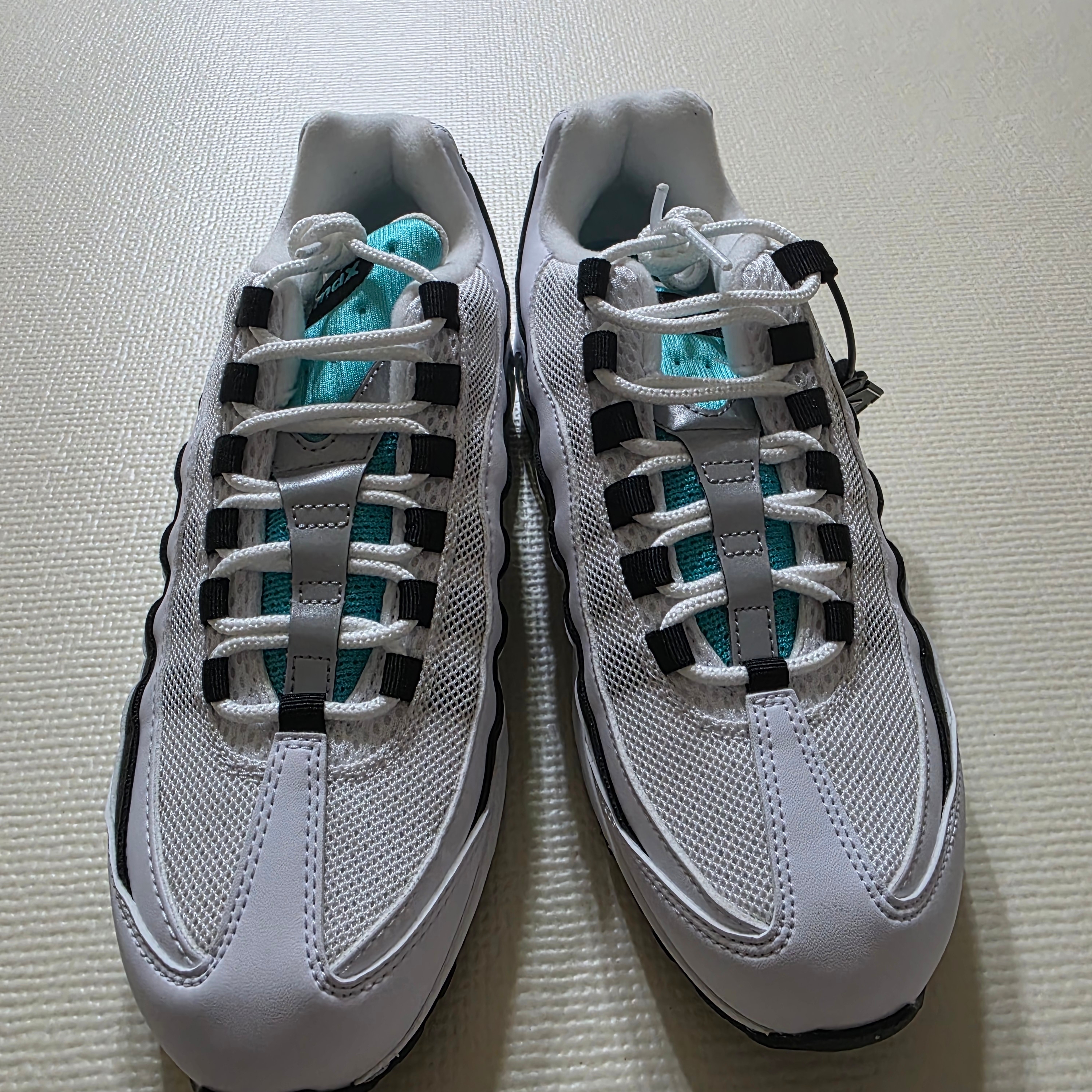 Nike Air Max 95 OG White and Black 착용 스타일 - 2