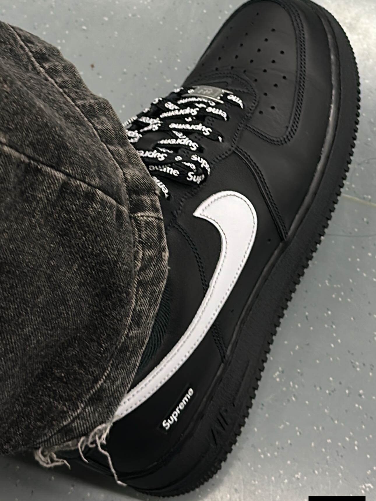 Nike x Supreme Air Force 1 Low Black 착용 스타일