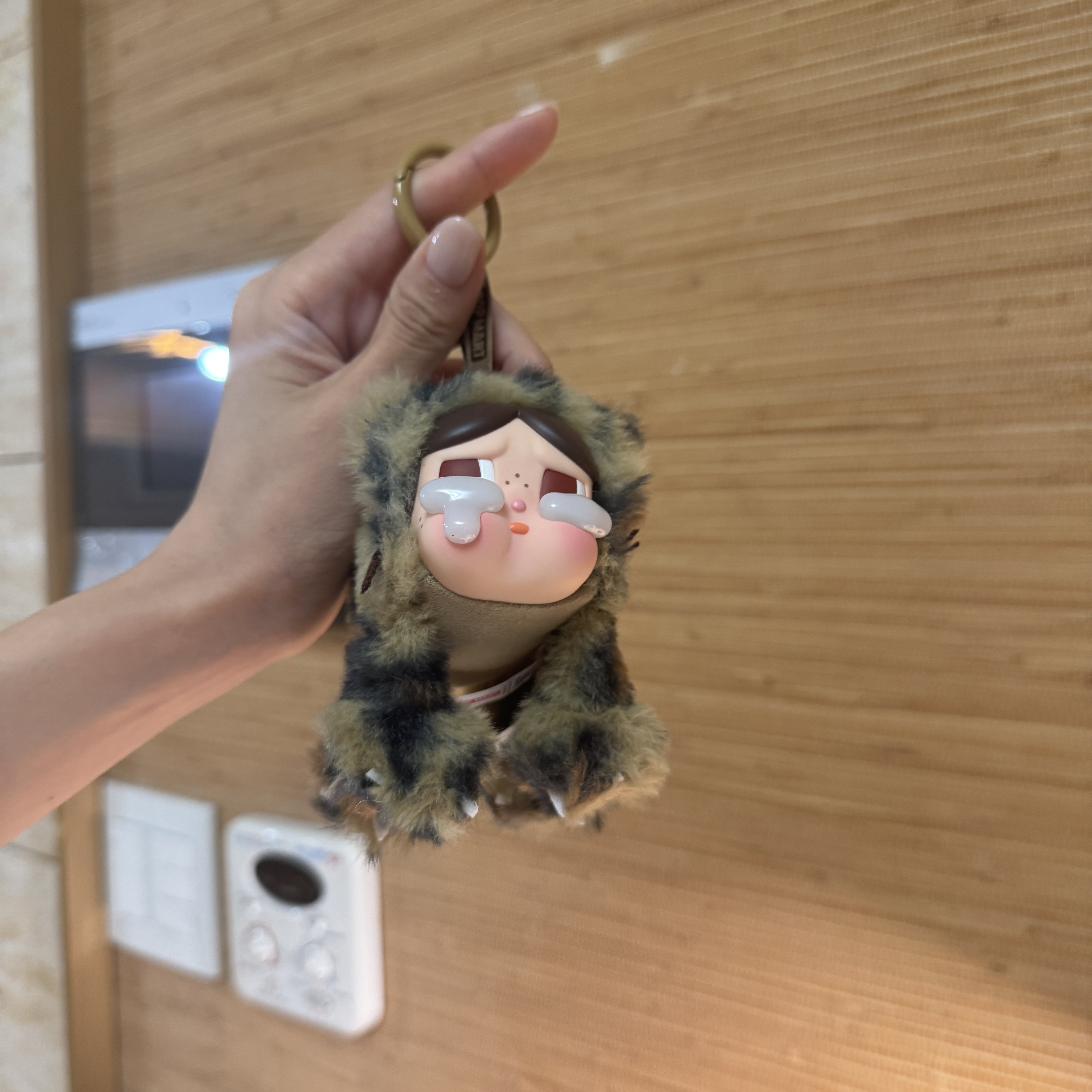 Pop Mart Crybaby Wild But Cutie Series Vinyl Plush Pendant (1 Blind Box) 착용 스타일