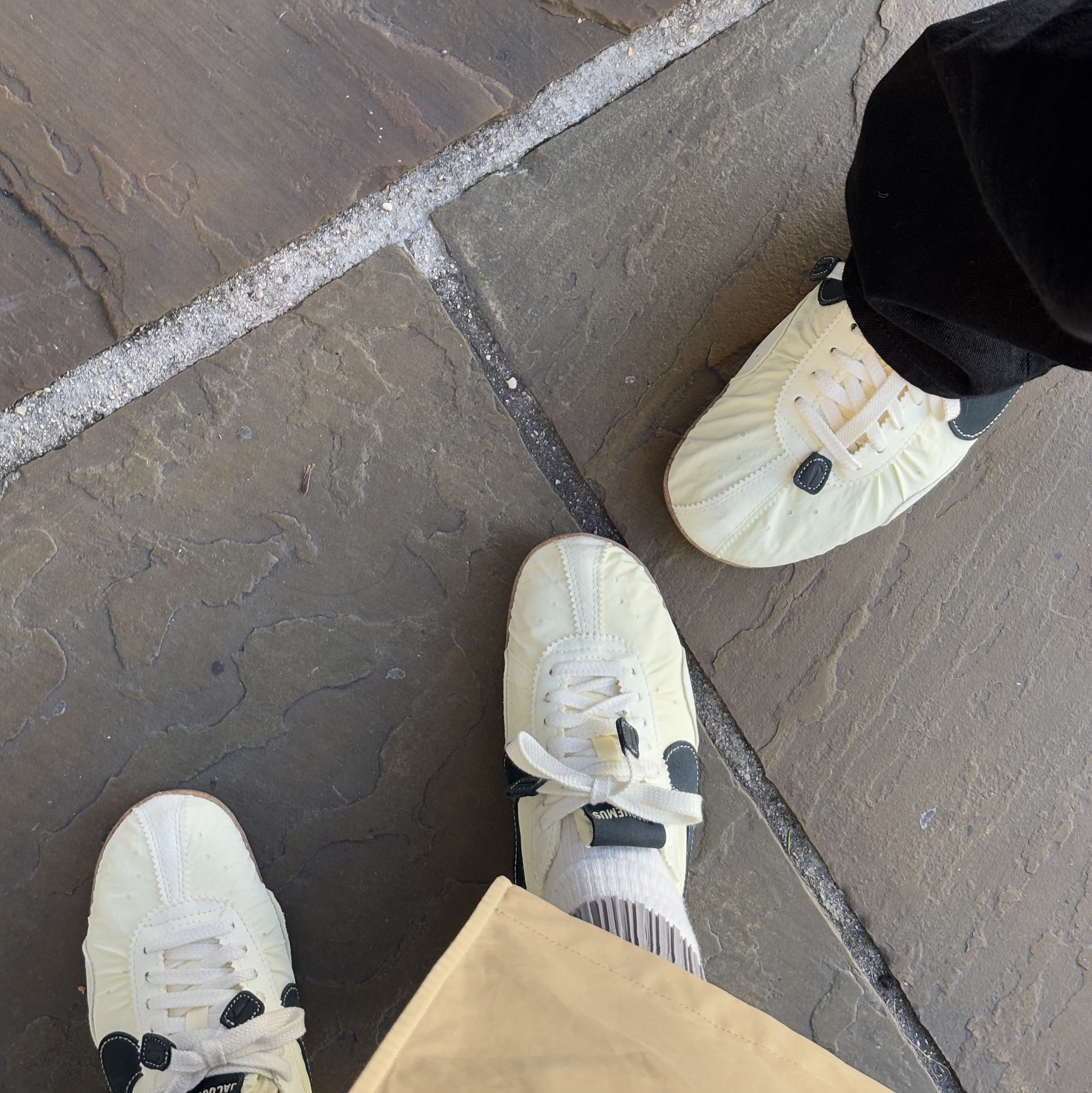 Nike x Jacquemus Moon Shoe SP Alabaster Off Noir, Nike x Jacquemus Moon Shoe SP University Red and Bicycle Yellow 착용 스타일 - 1