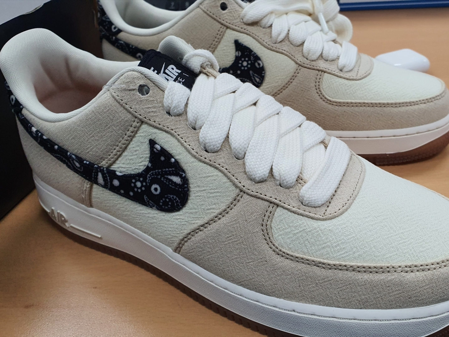 Nike Air Force 1 '07 LV8 Paisley Swoosh 착용 스타일