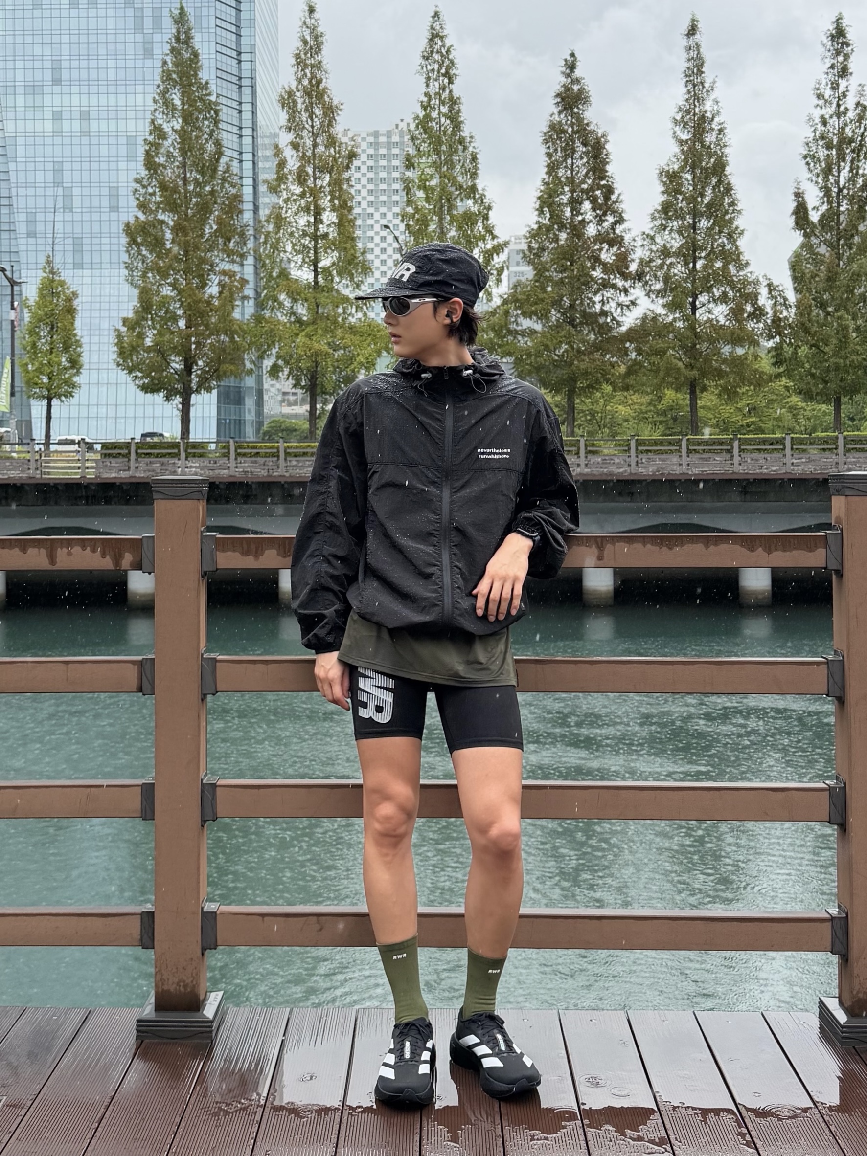 [KREAM 단독] runwhither Trail Cap Black, Oakley Eye Jacket Redux Silver Frame Prizm Black Polarized Lenses High Bridge Fit 착용 스타일 - 1
