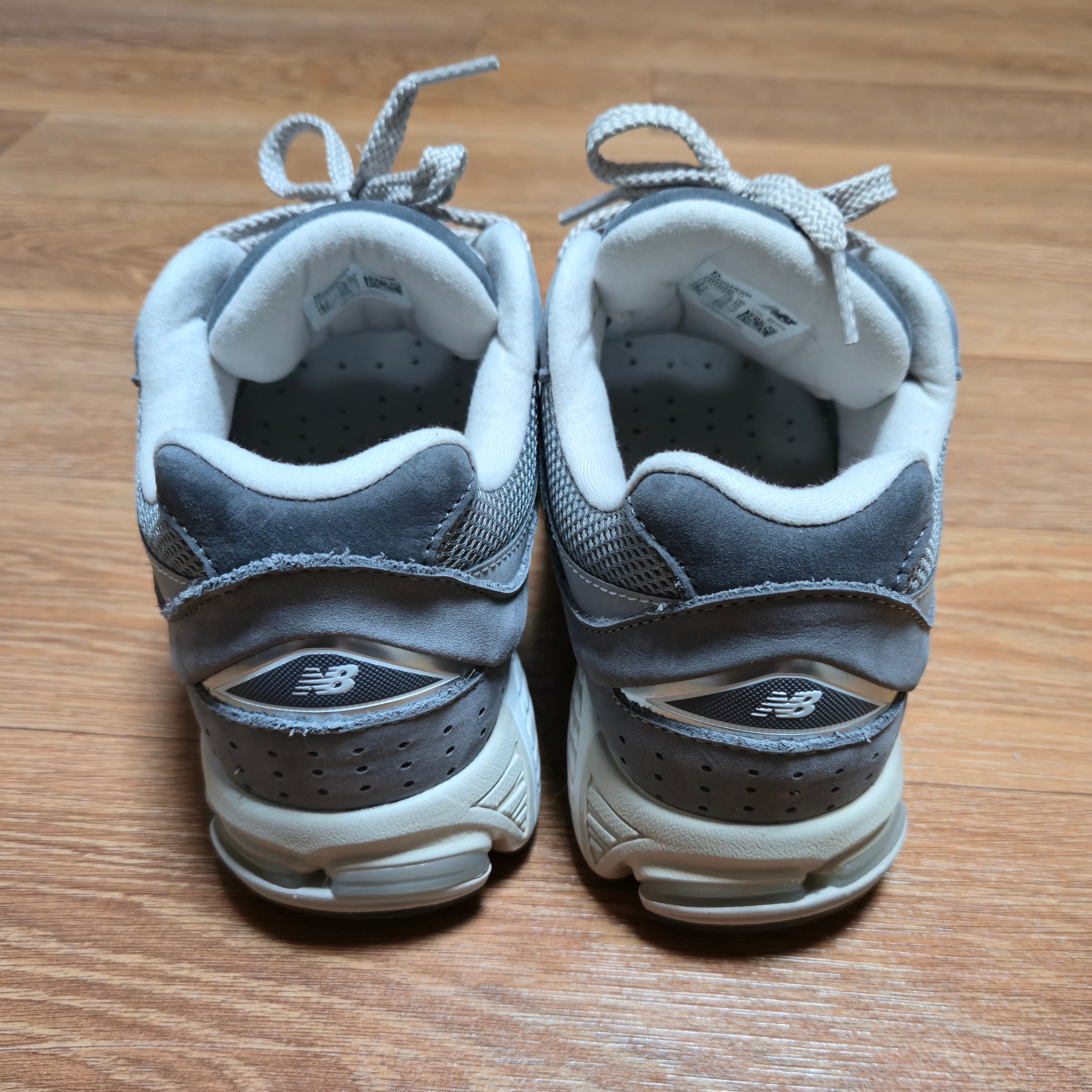 New Balance 2002R Premium Vintage Grey 착용 스타일 - 3