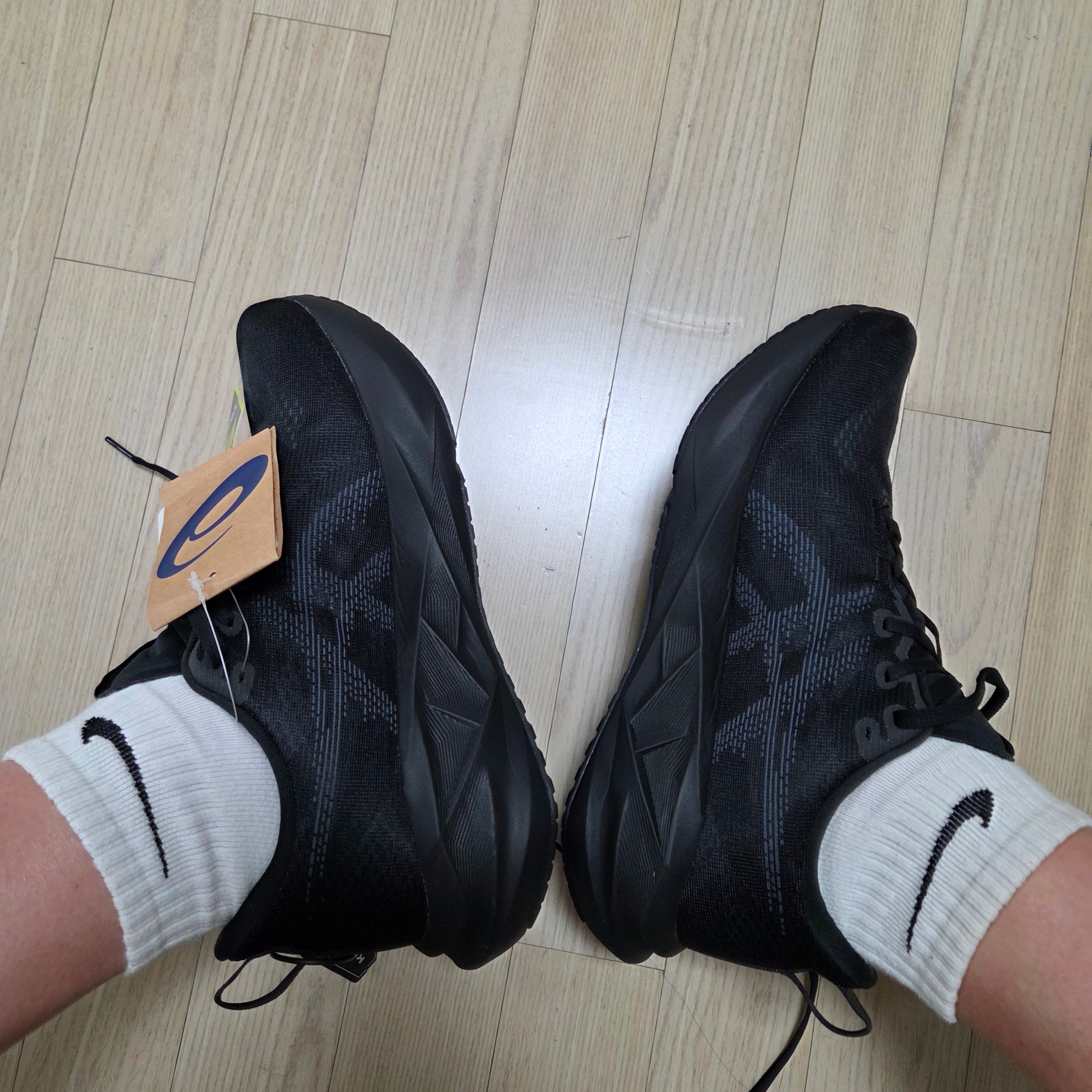 Asics Novablast 5 Black Carrier Grey - 2E Wide 착용 스타일 - 1