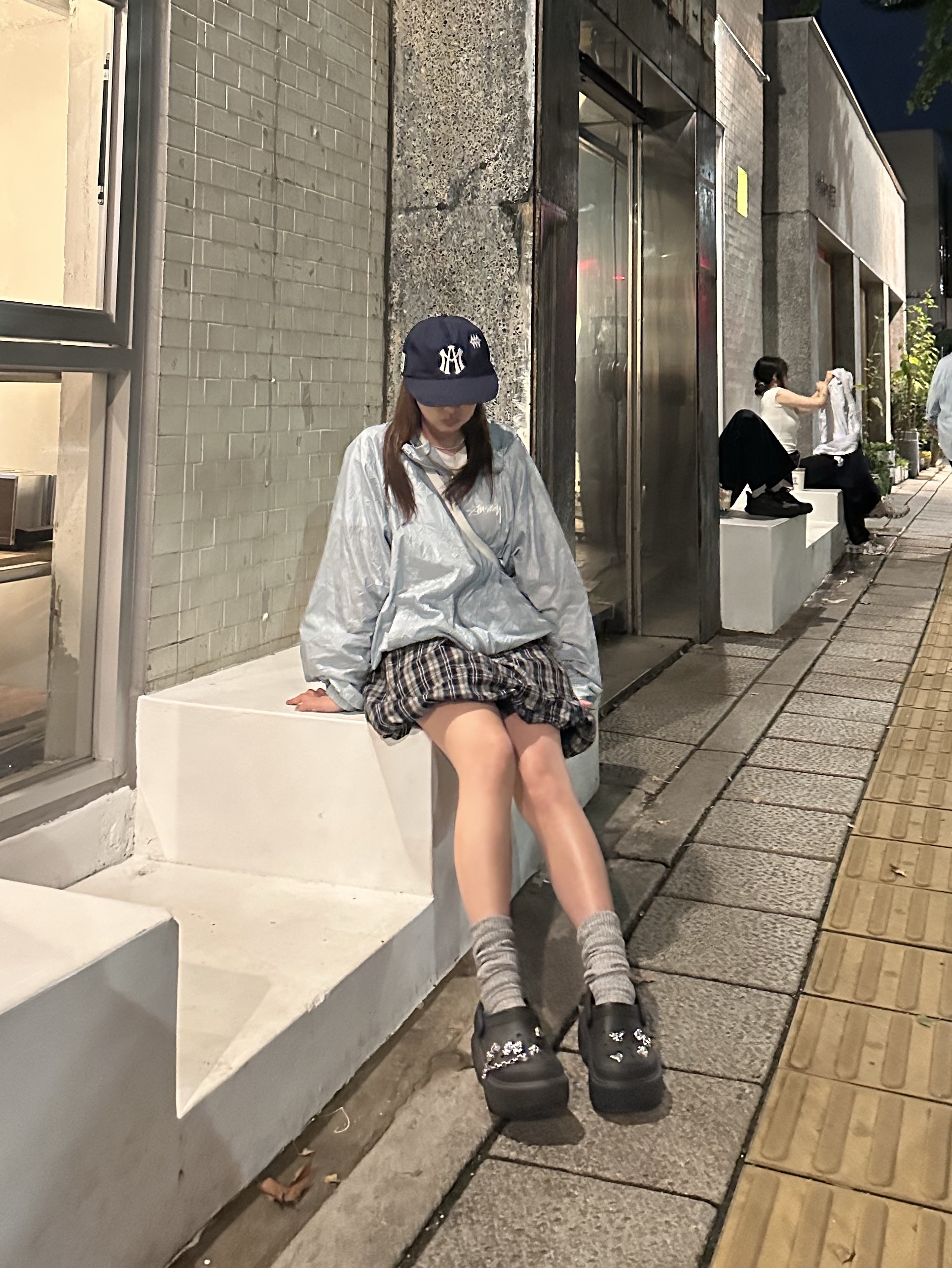 Stussy Beach Shell Wrinkled Nylon Jacket Slate, Crocs Stomp Clog Black 착용 스타일 - 2