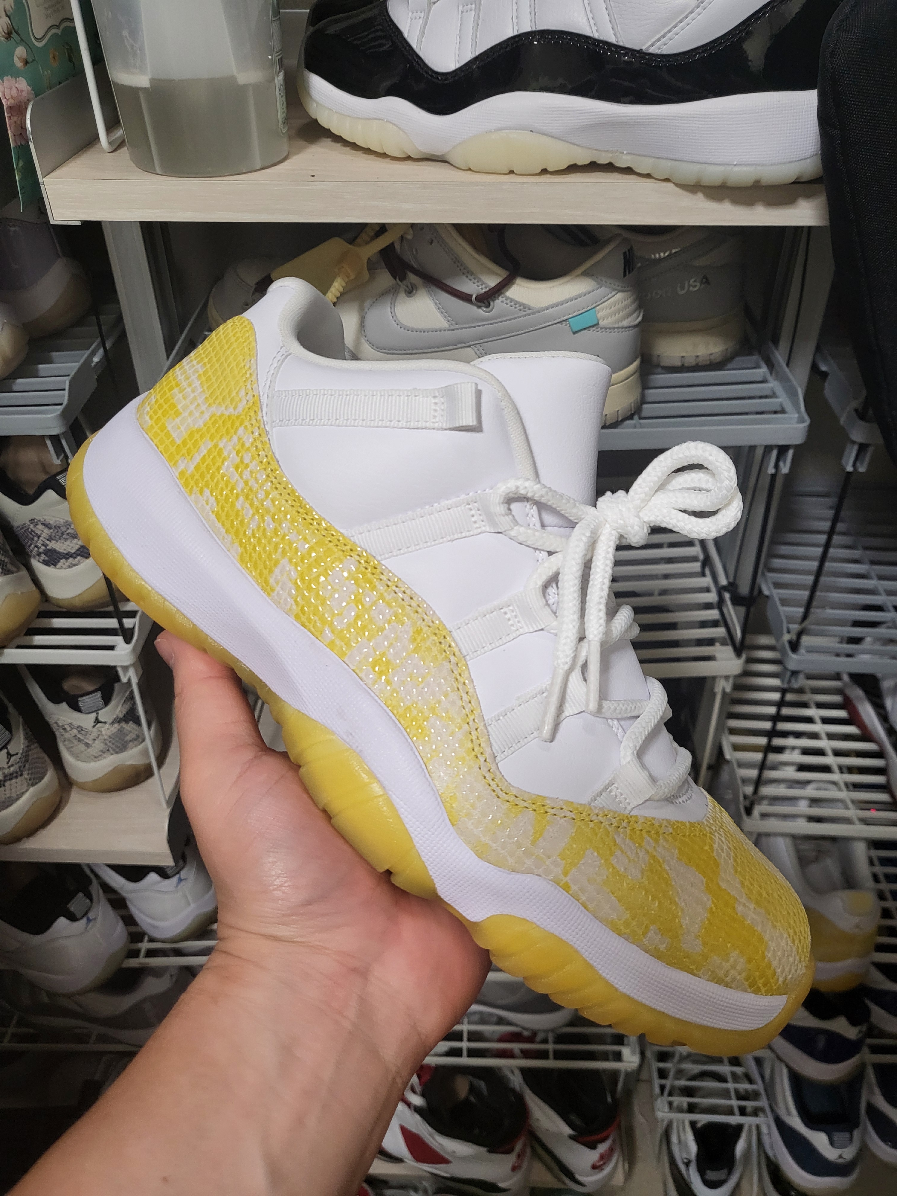 (W) Jordan 11 Retro Low Yellow Snakeskin 착용 스타일 - 1