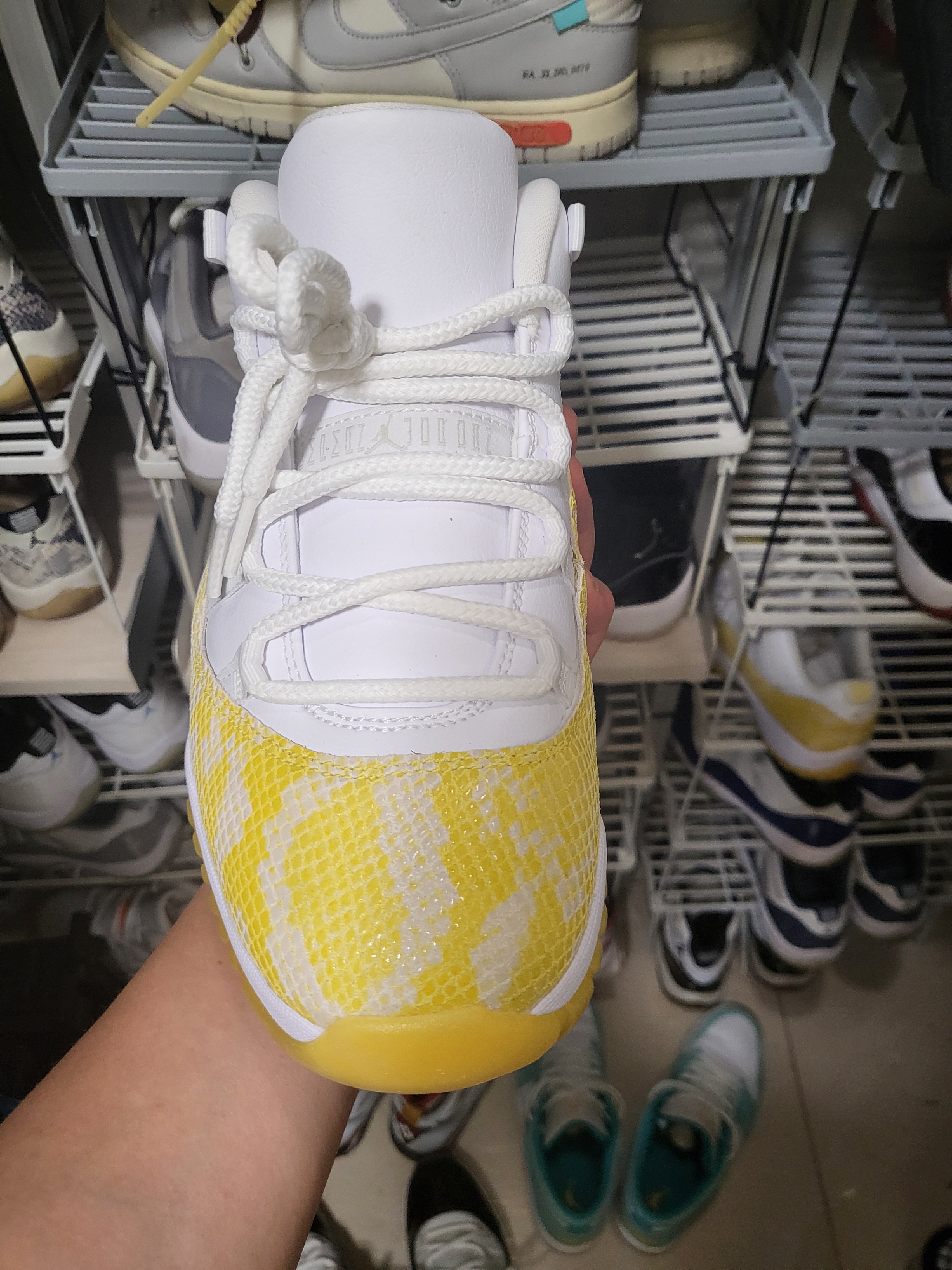 (W) Jordan 11 Retro Low Yellow Snakeskin 착용 스타일 - 2