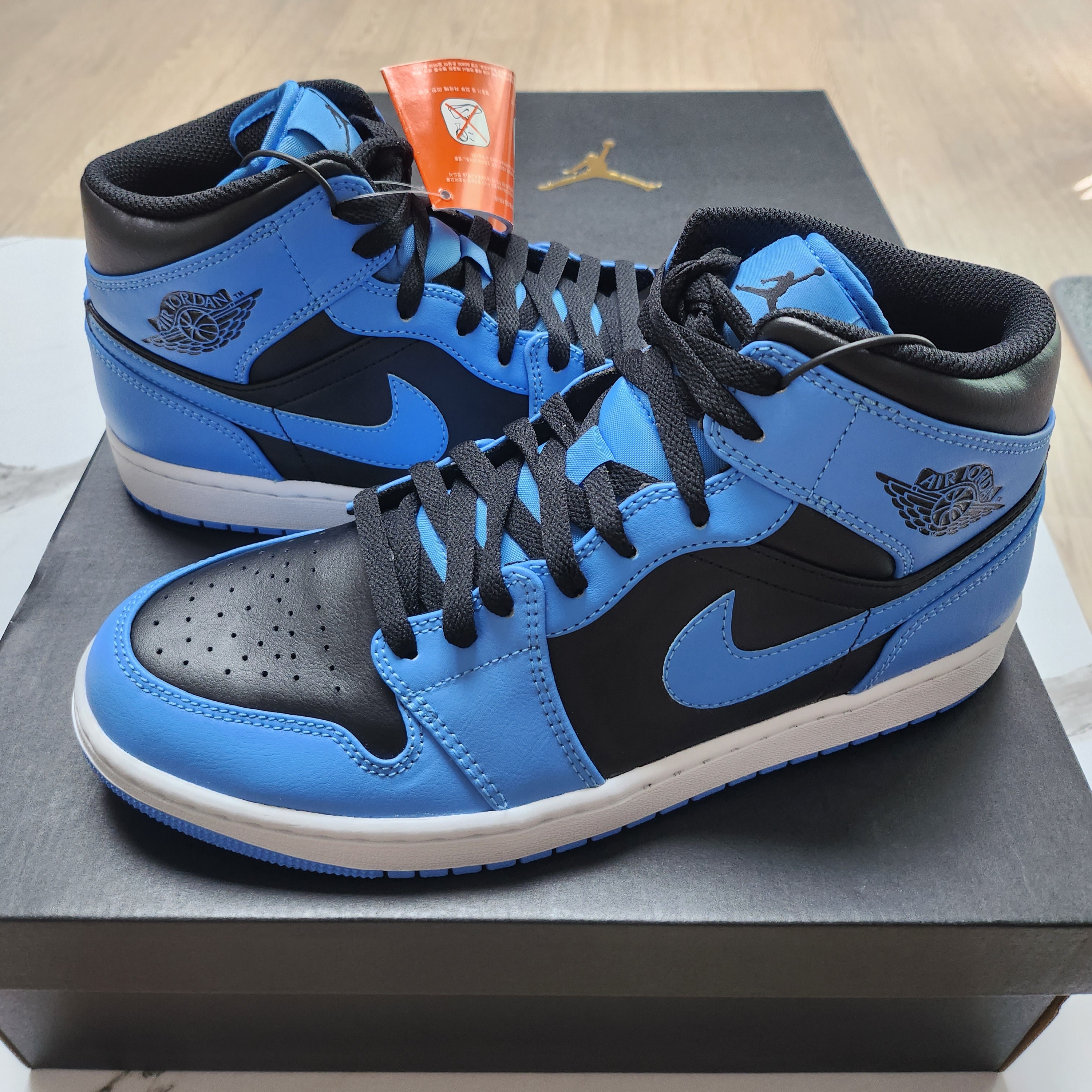Jordan 1 Mid University Blue Black 착용 스타일