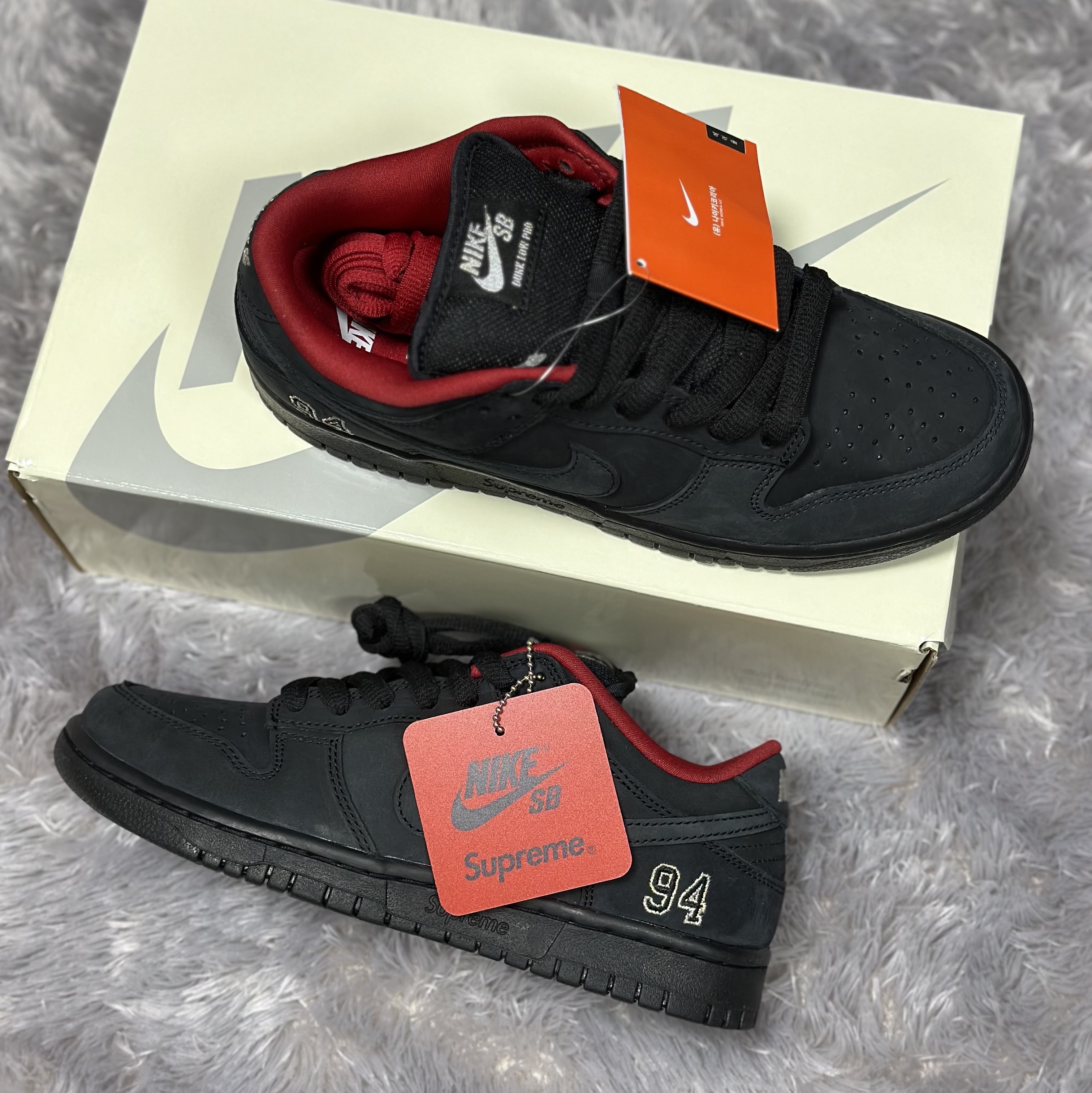Nike x Supreme SB Dunk Low Black 착용 스타일 - 1