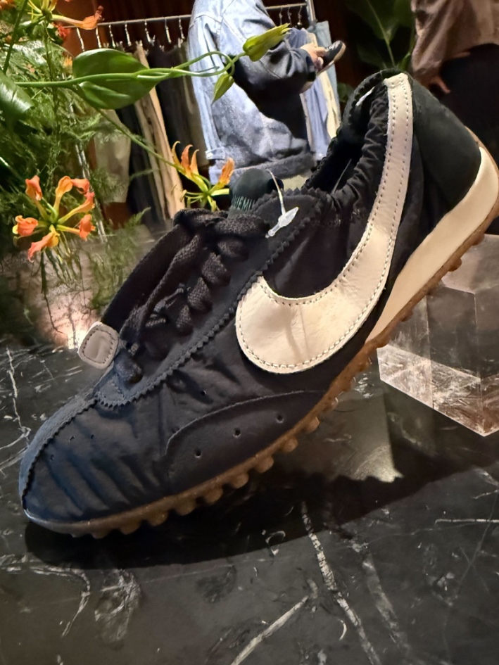 Nike x Jacquemus Moon Shoe SP Alabaster Off Noir, Nike x Jacquemus Moon Shoe SP University Red and Bicycle Yellow 착용 스타일 - 4
