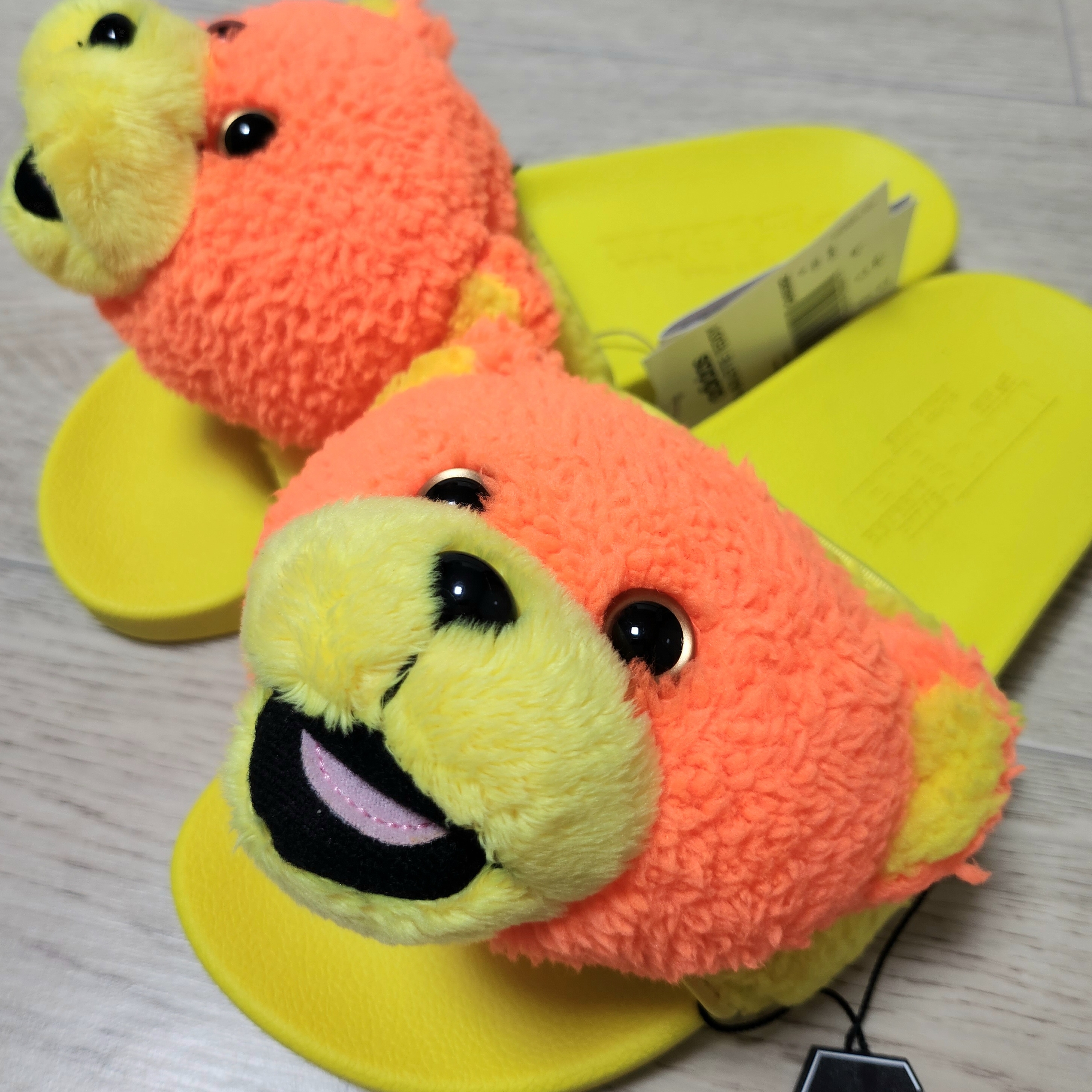 Adidas x Jeremy Scott Adilette Teddy Slide Solar Orange 착용 스타일