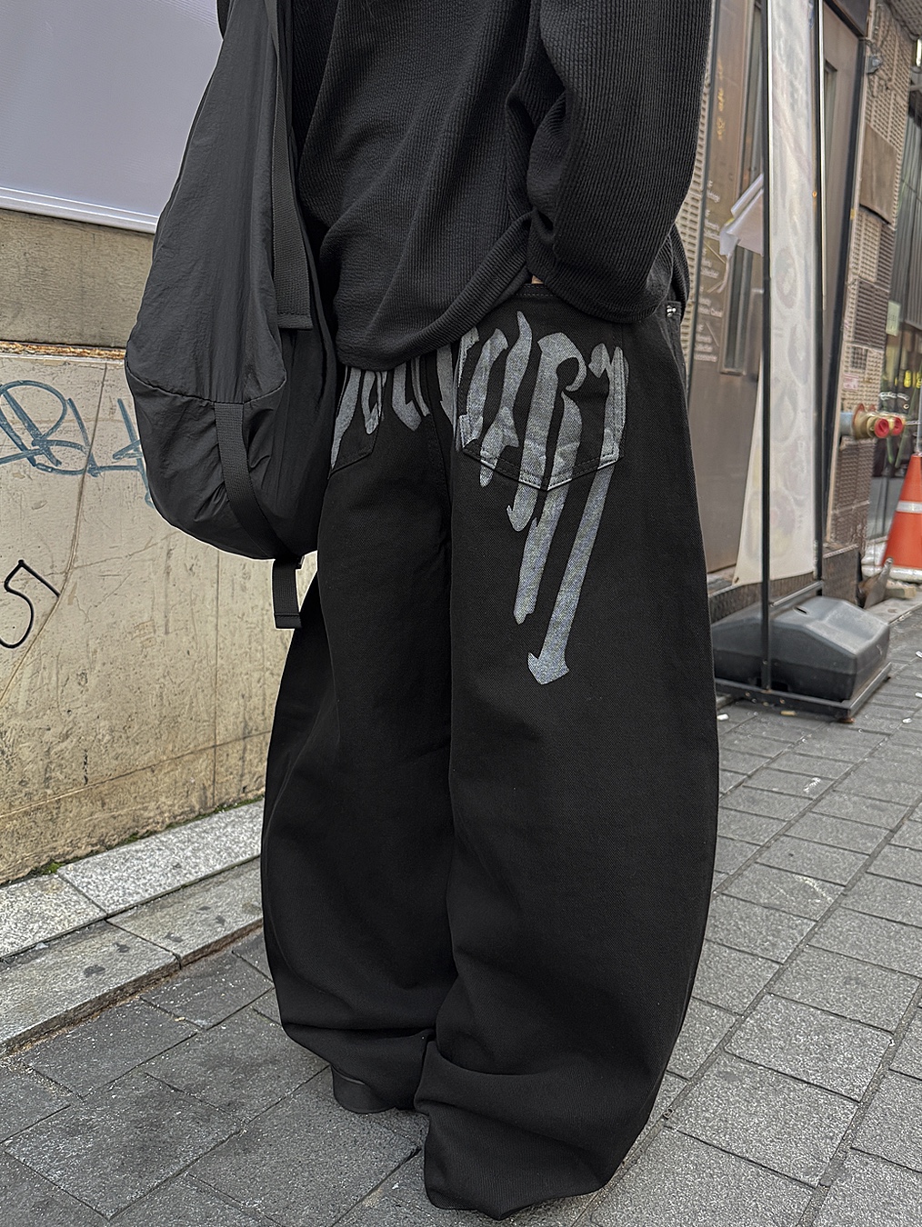 Mischief Wide Rhombus Beanie Black 착용 스타일 - 3