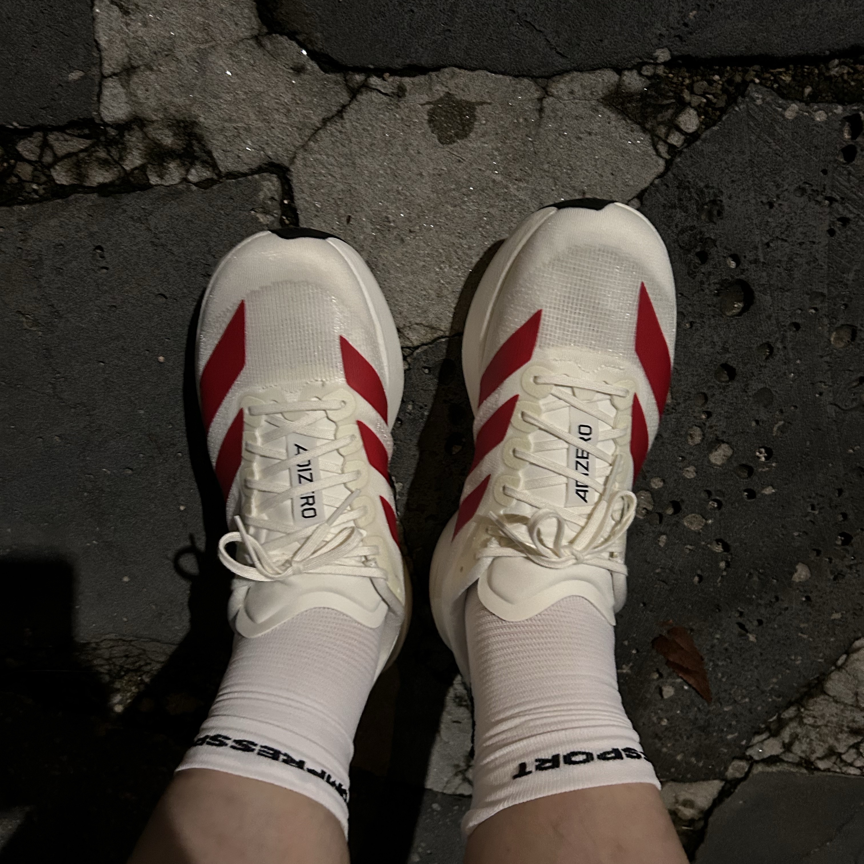 Adidas Adizero EVO SL Off White Better Scarlet 착용 스타일