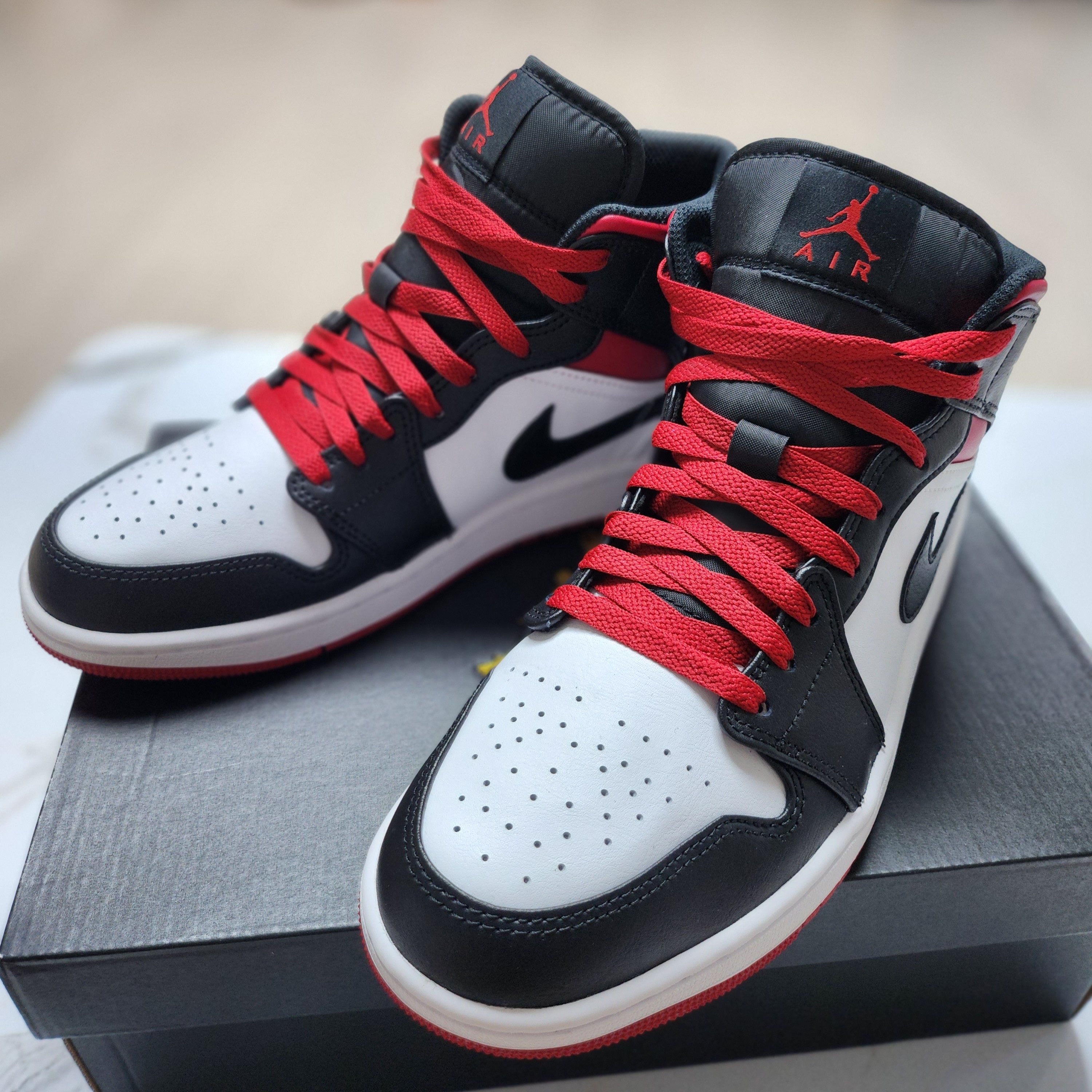 Jordan 1 Mid White Gym Red 착용 스타일
